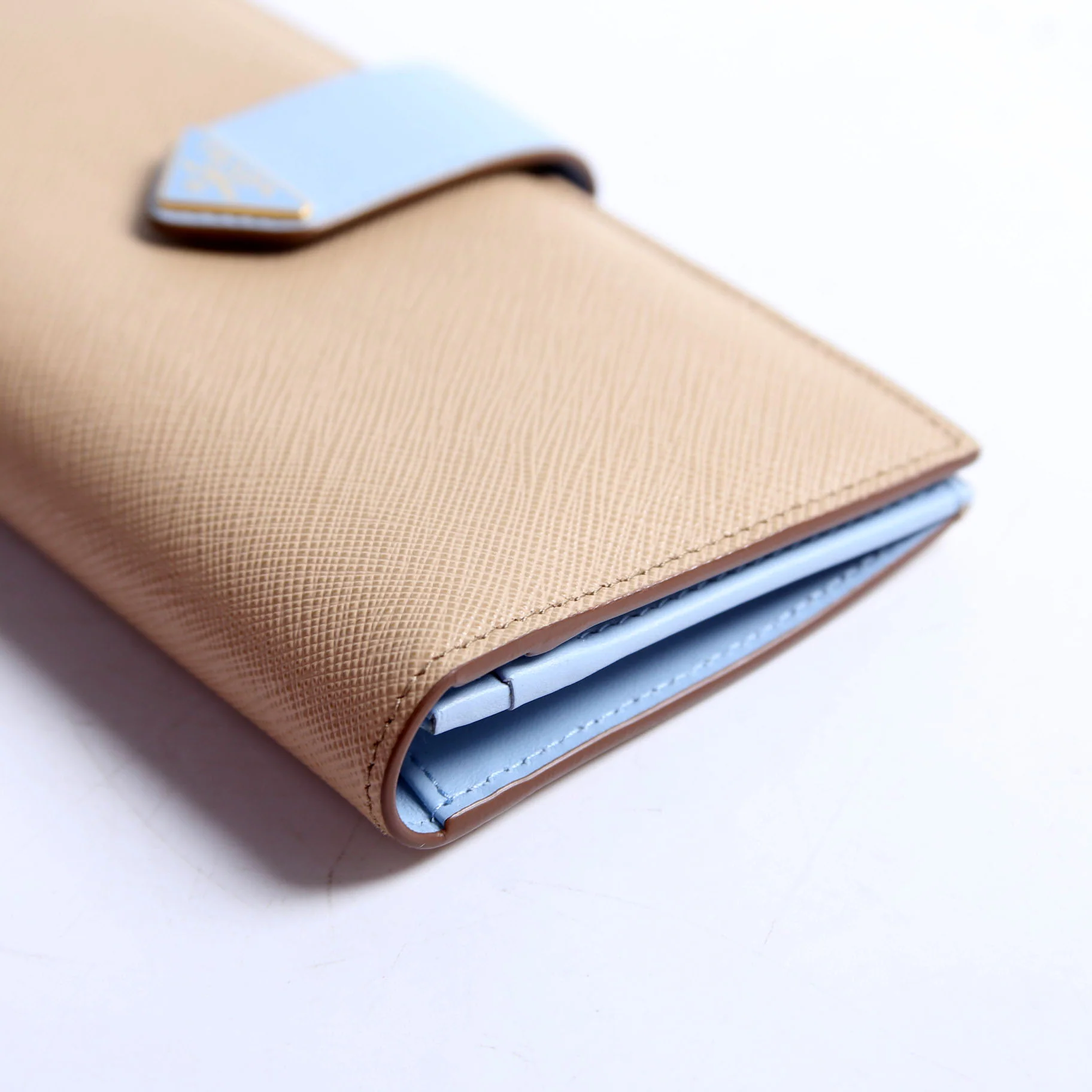 1MV025 Saffiano Triangle Logo Large Wallet - Image 5
