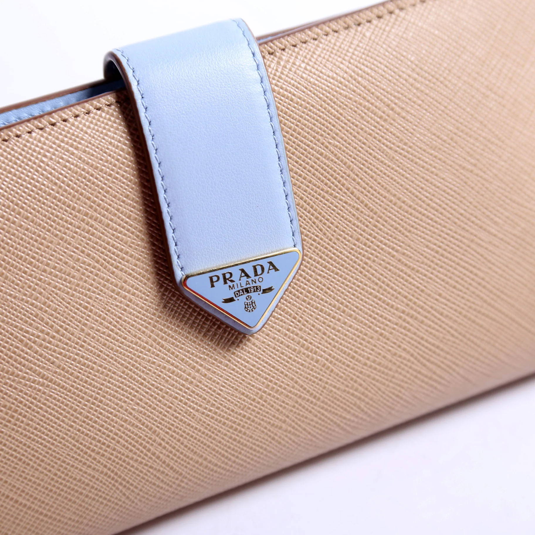 1MV025 Saffiano Triangle Logo Large Wallet - Image 6