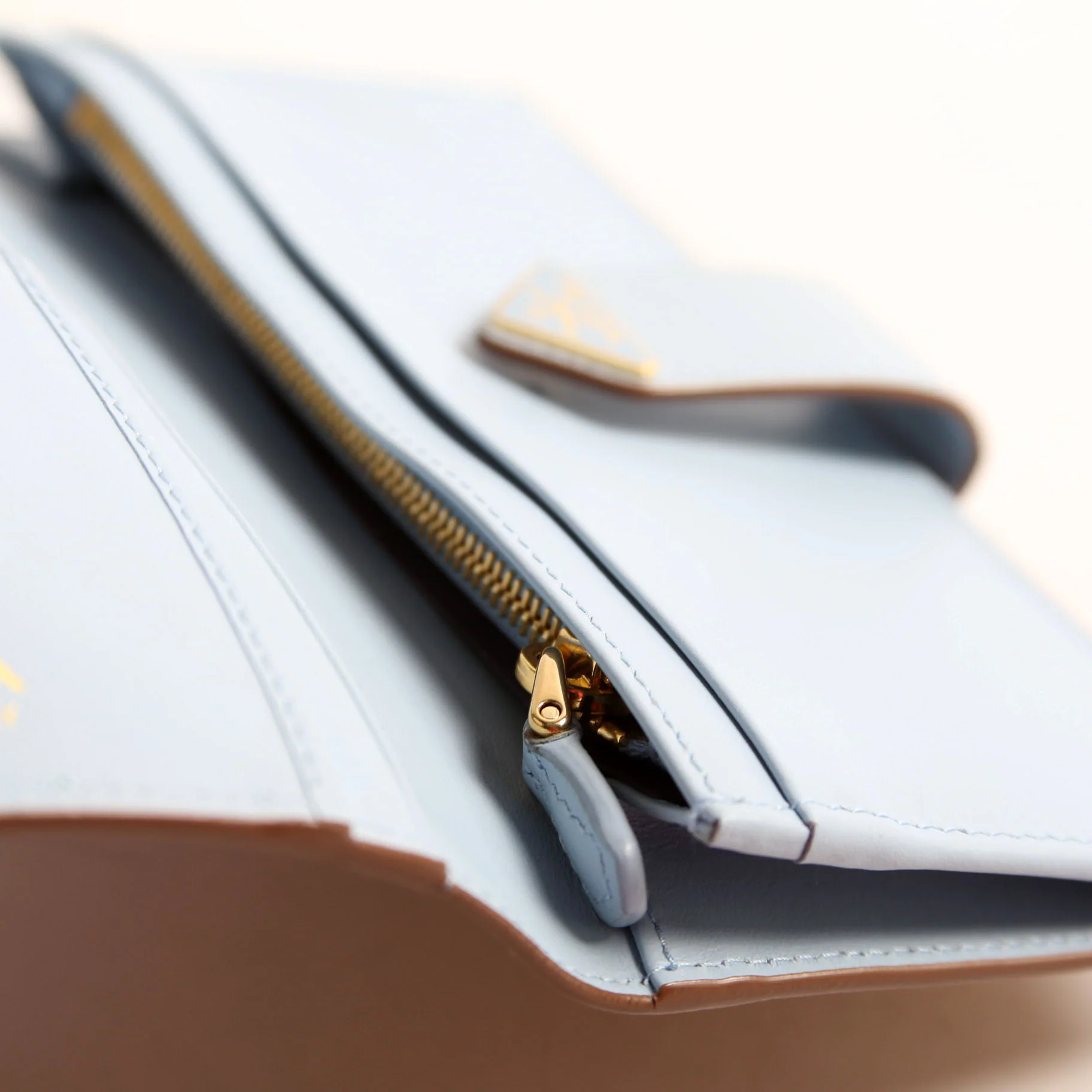 1MV025 Saffiano Triangle Logo Large Wallet - Image 9