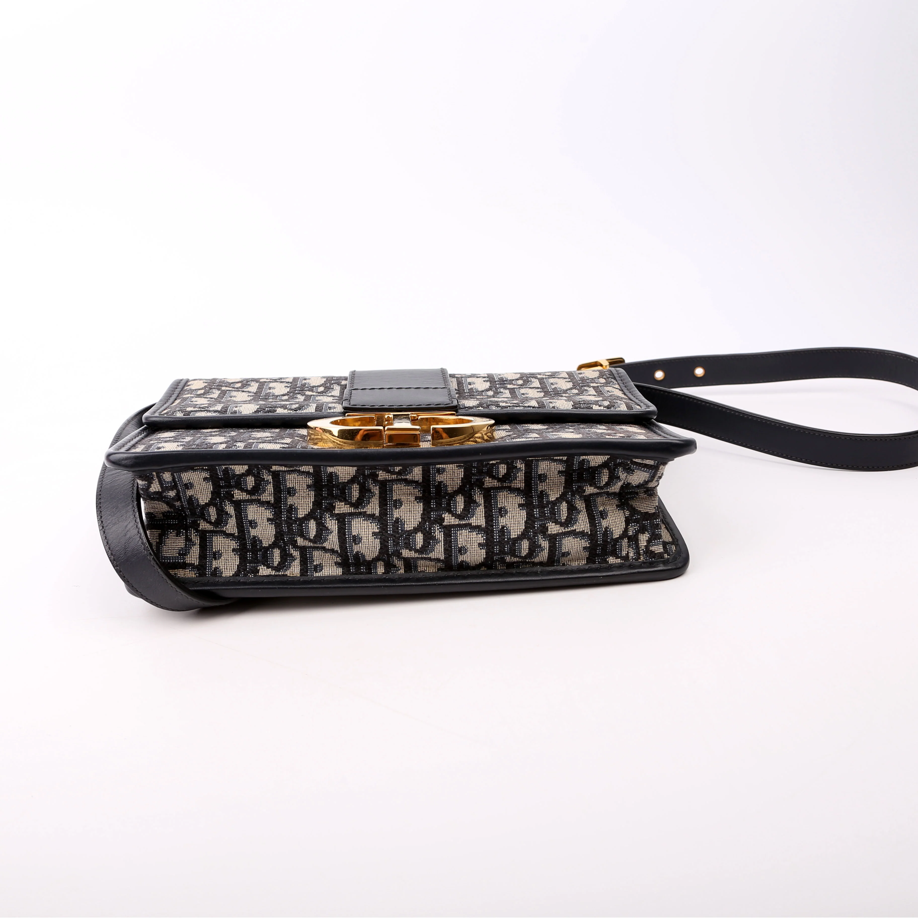 30 Montaigne Chain Bag Navy/Beige - Image 4