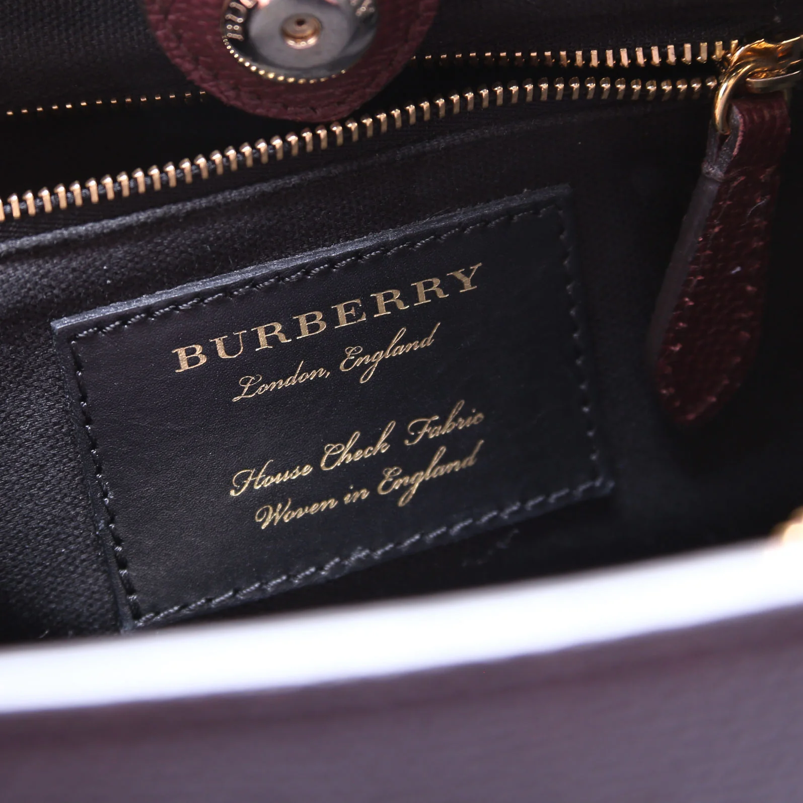 3962178 Banner Tote Medium Burgundy - Image 16
