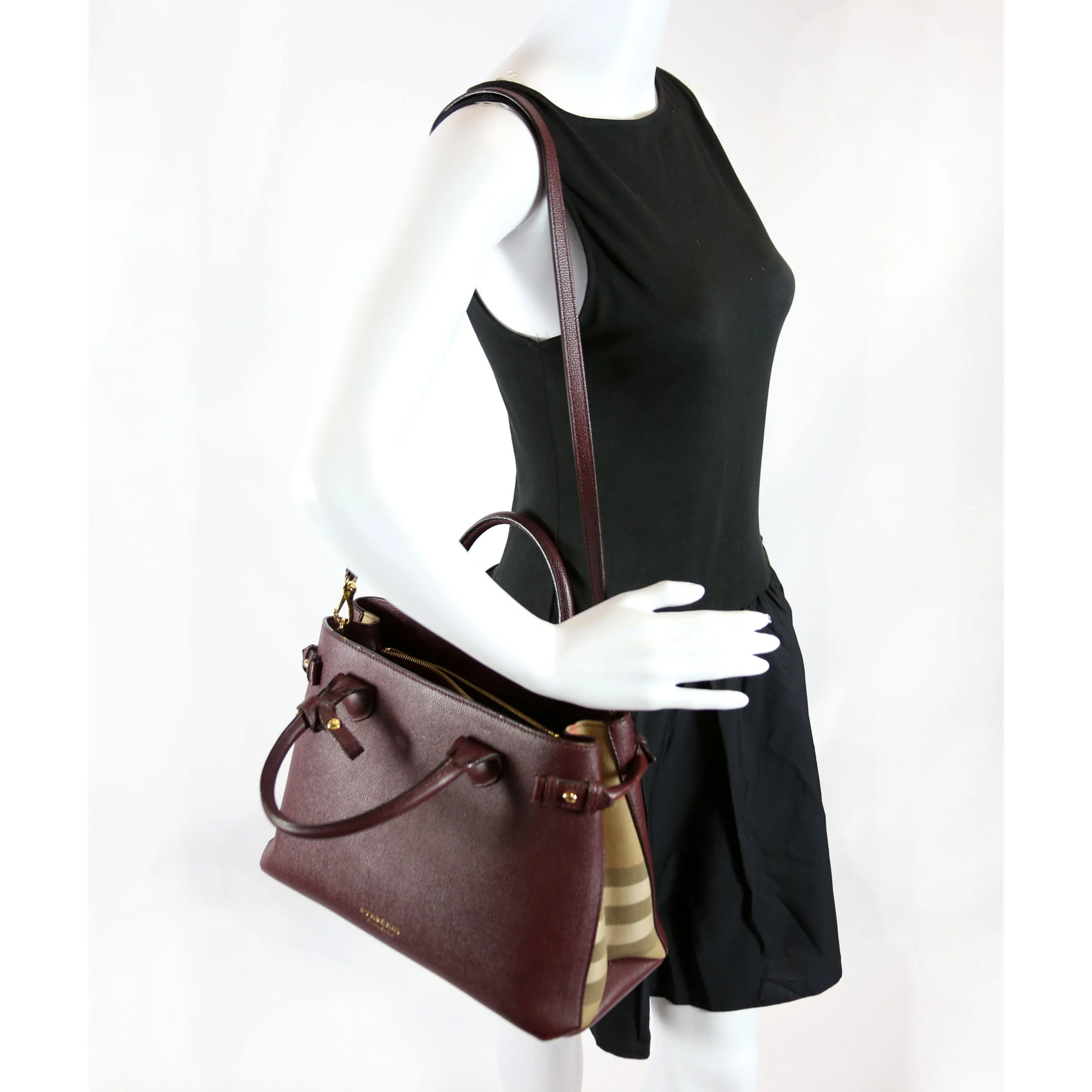 3962178 Banner Tote Medium Burgundy - Image 17