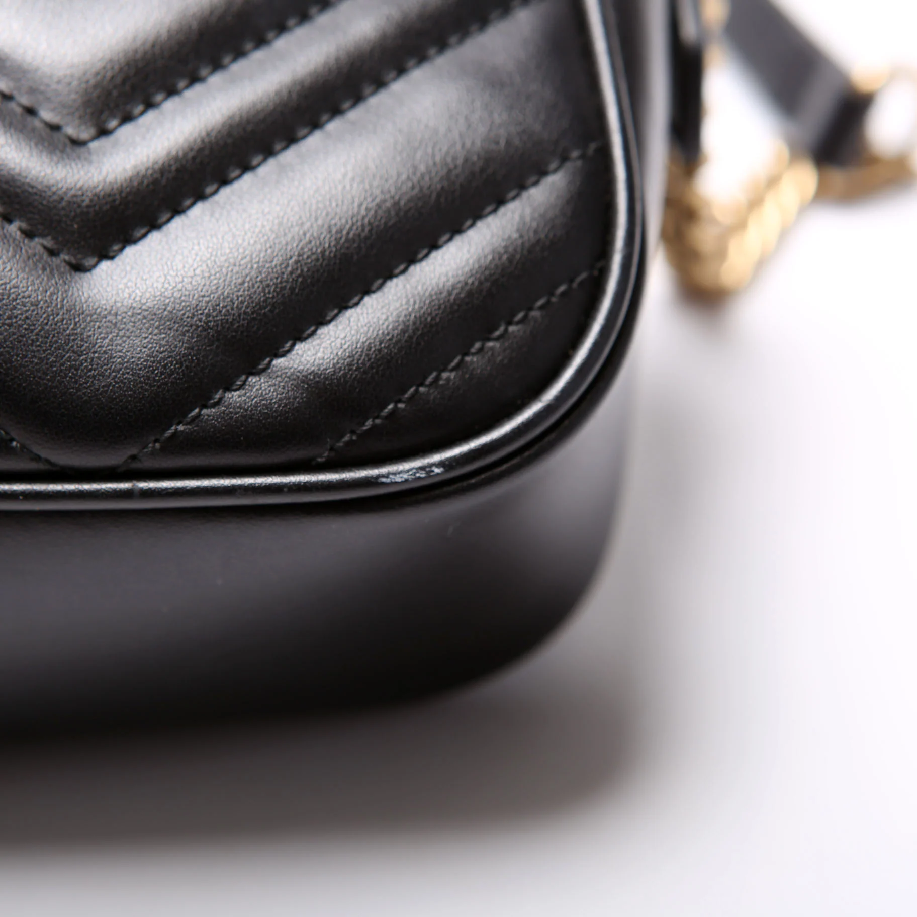 447632 Marmont Small Leather Camera Black/Gold - Image 6