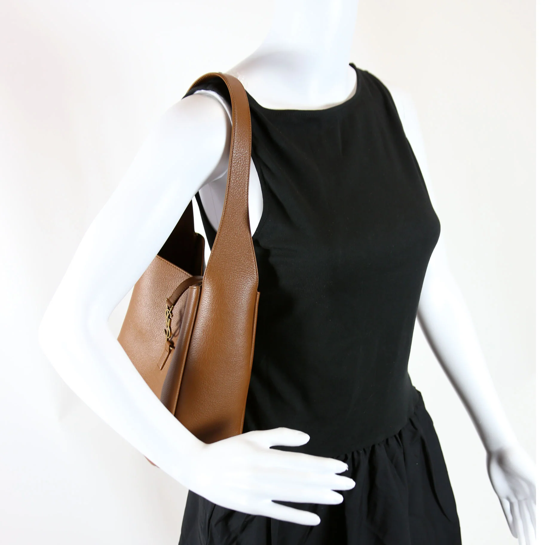 713938 Le 5 A 7 Supple Small Hobo Brown - Image 9
