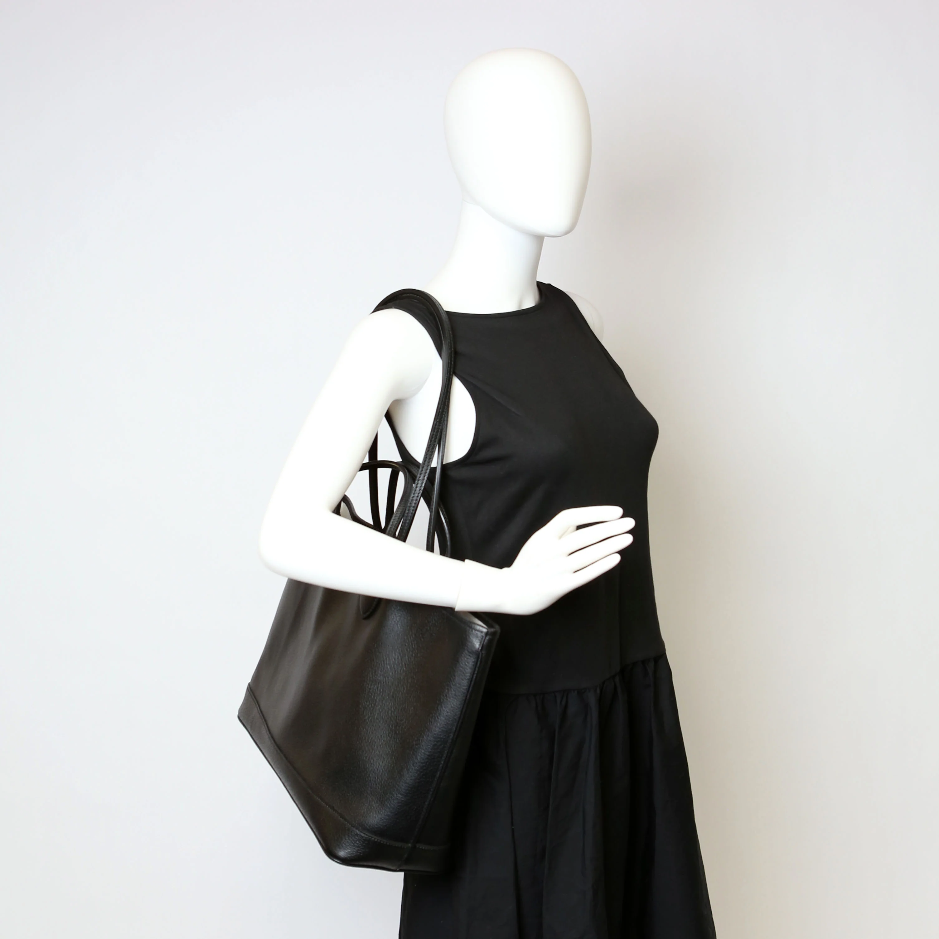739730 Leather Medium Tote Black - Image 13