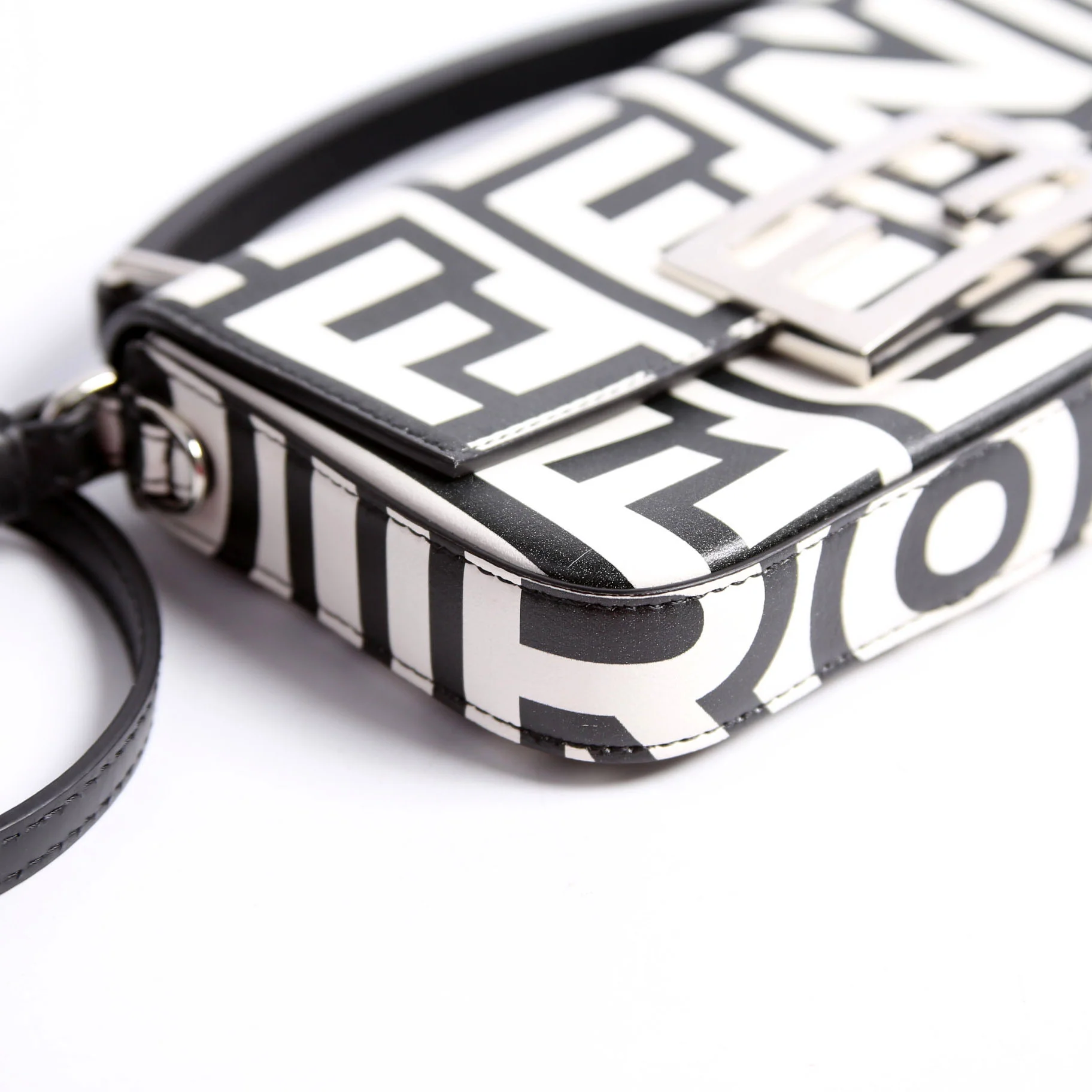 7AS142 X Marc Jacobs Phone Baguette Black/White - Image 4