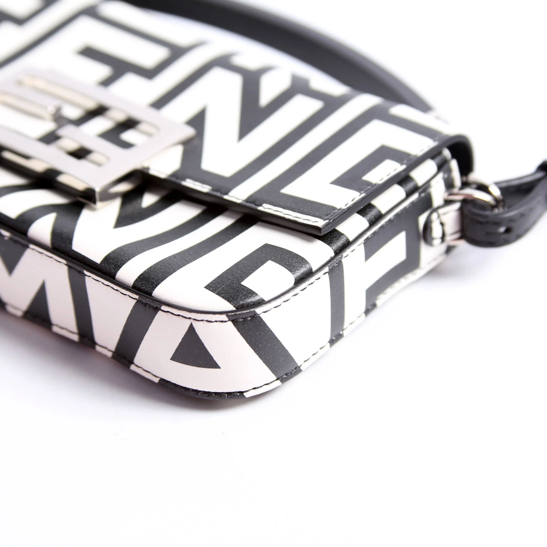 7AS142 X Marc Jacobs Phone Baguette Black/White - Image 5