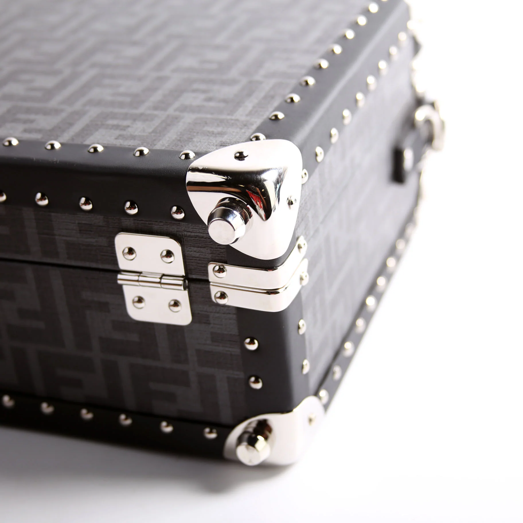 7VV136 FF Studded Rigid Trunk Small - Image 10