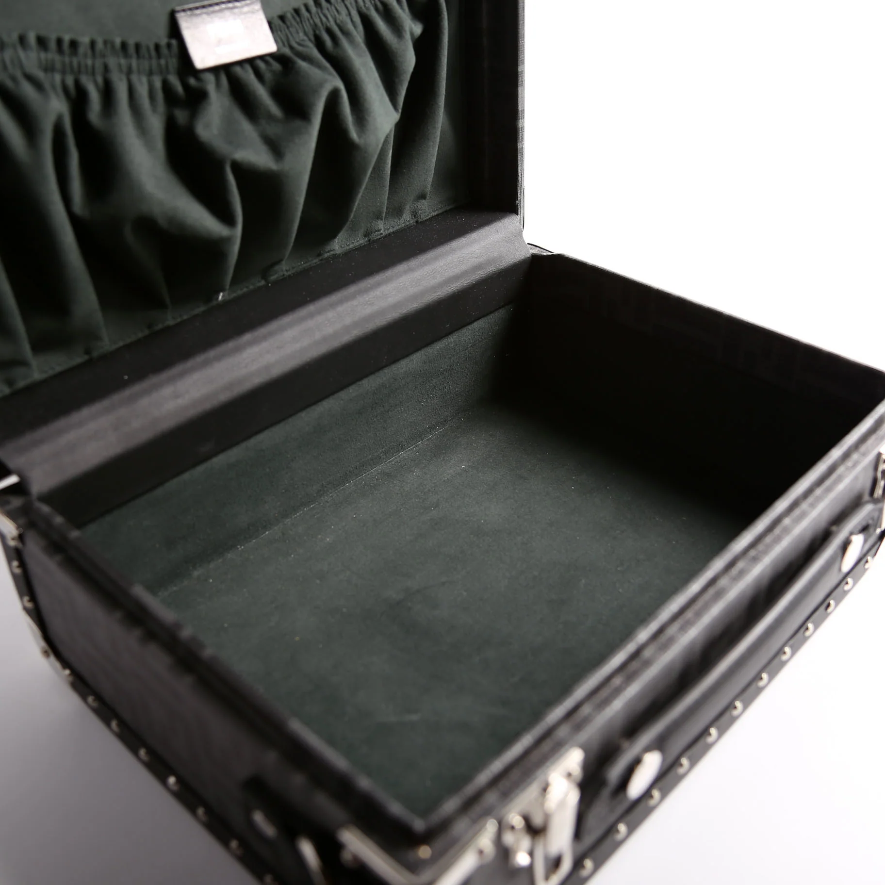 7VV136 FF Studded Rigid Trunk Small - Image 13