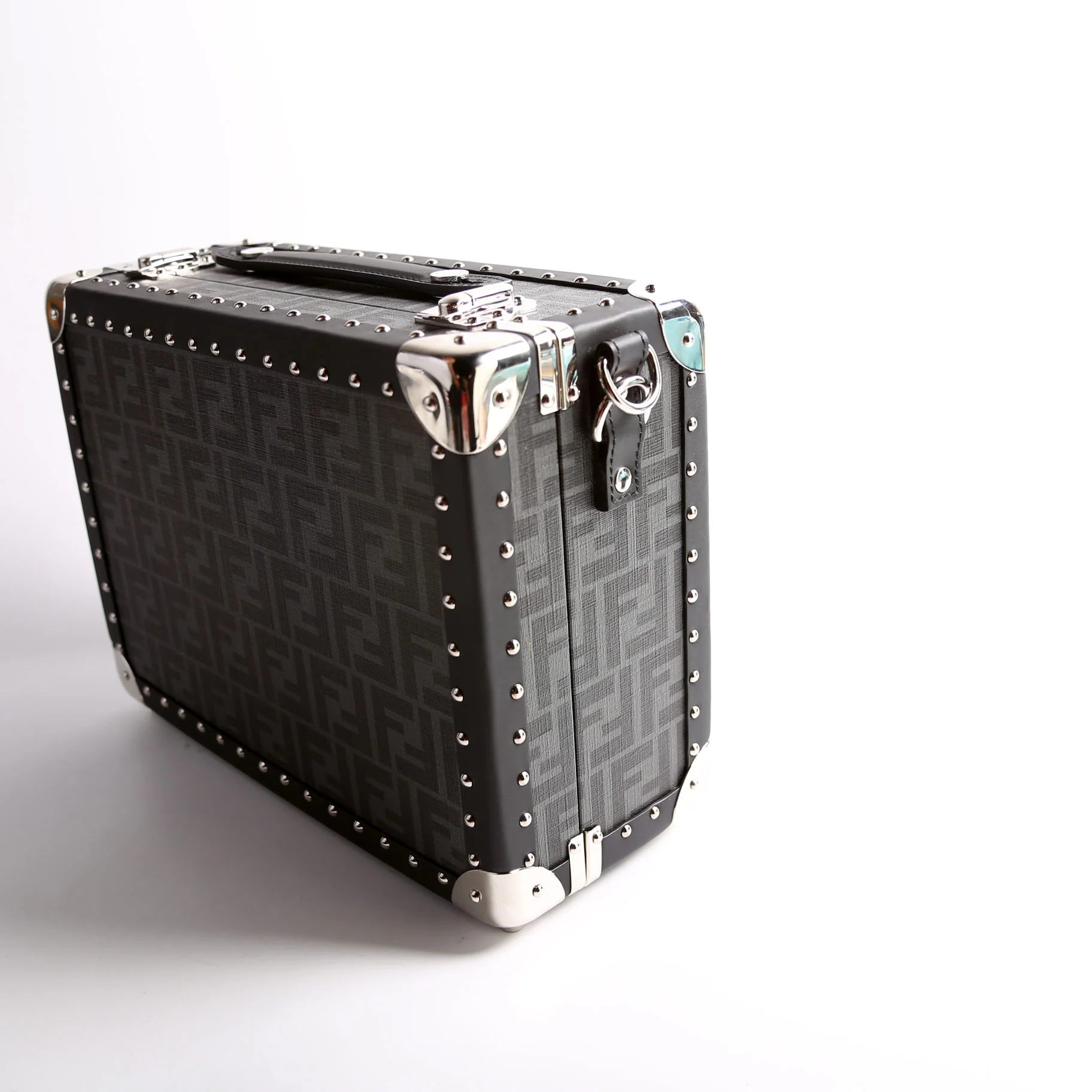 7VV136 FF Studded Rigid Trunk Small - Image 5