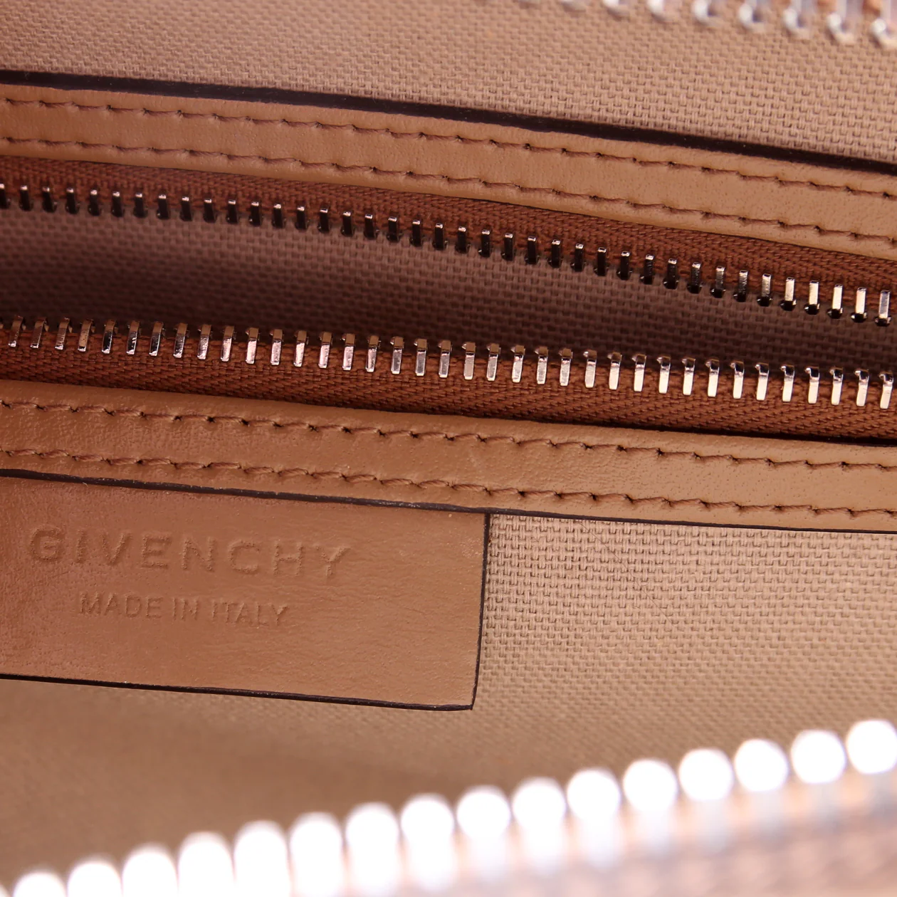 Antigona Satchel Medium - Image 9