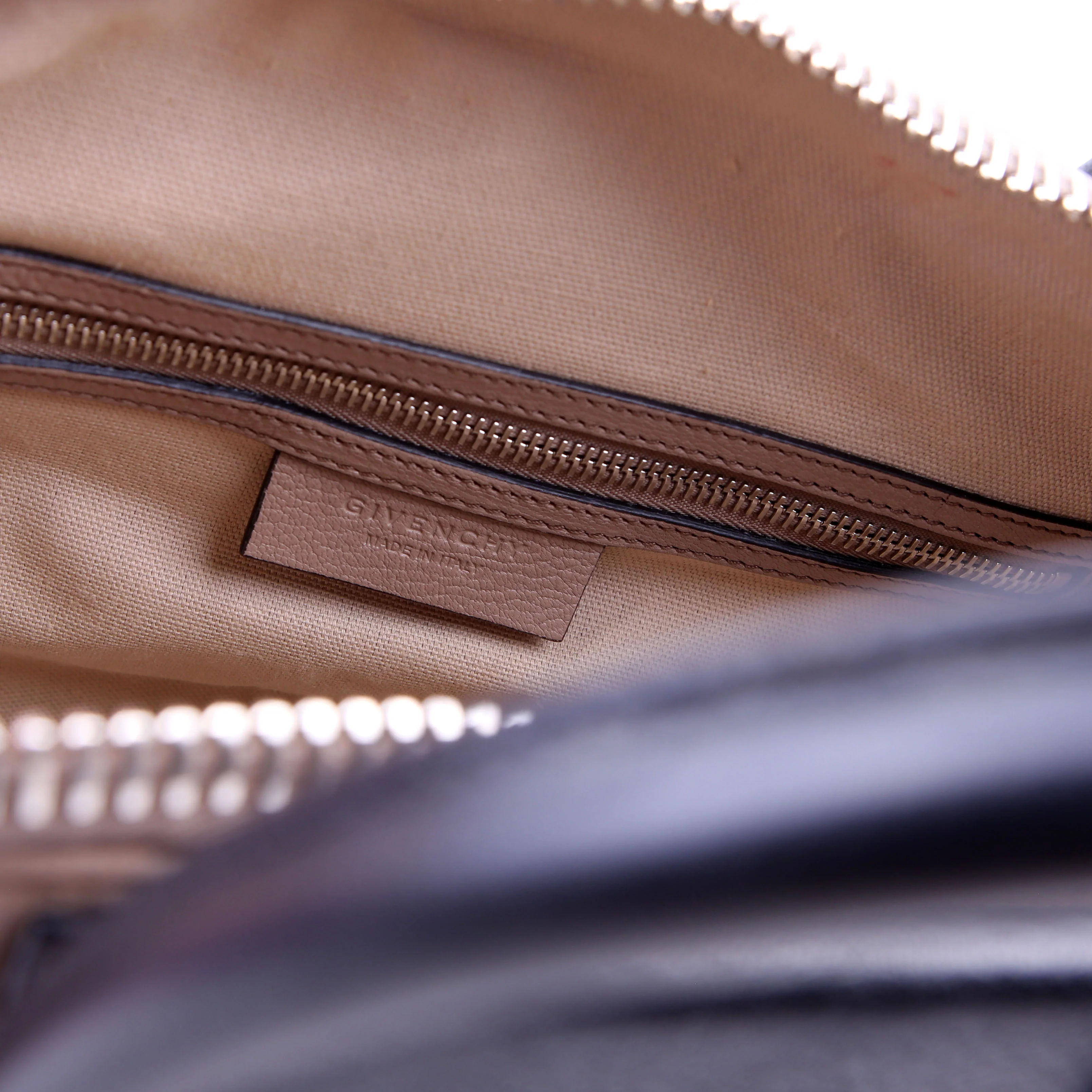 Antigona Satchel Medium Beige - Image 9