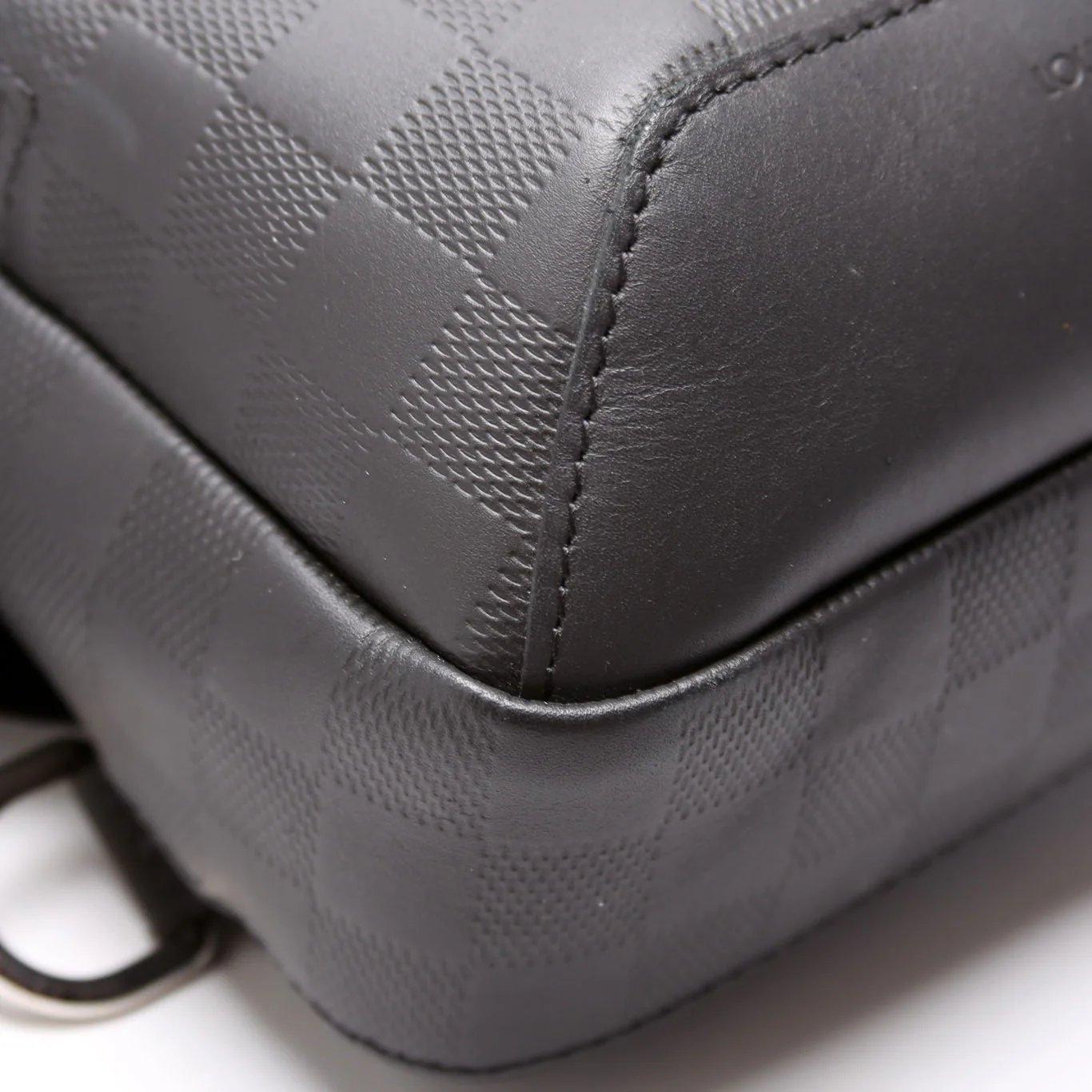 Avenue Sling Bag Infini Leather Black - Image 6