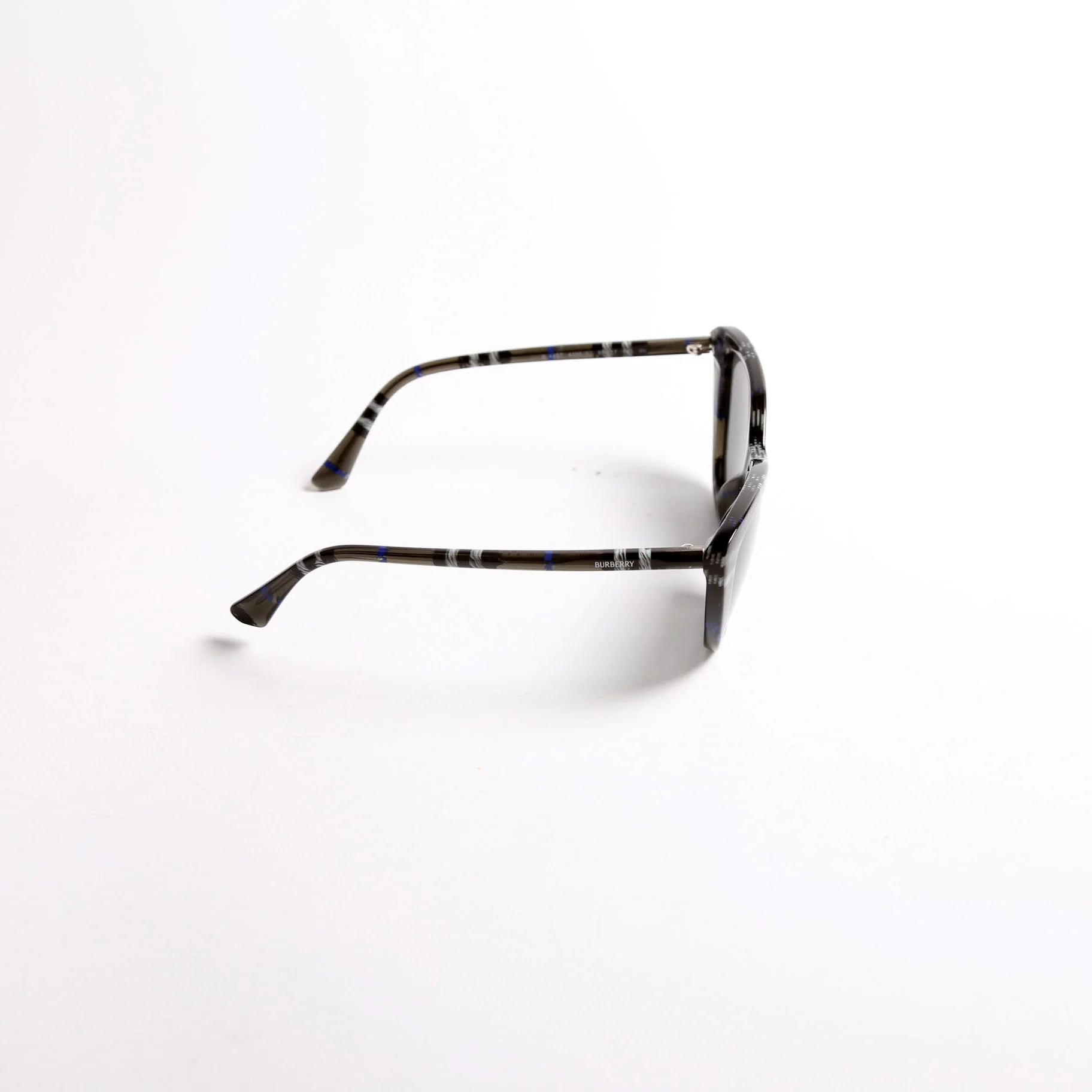 B4457 Cat Eye Check Sunglasses Black - Image 4