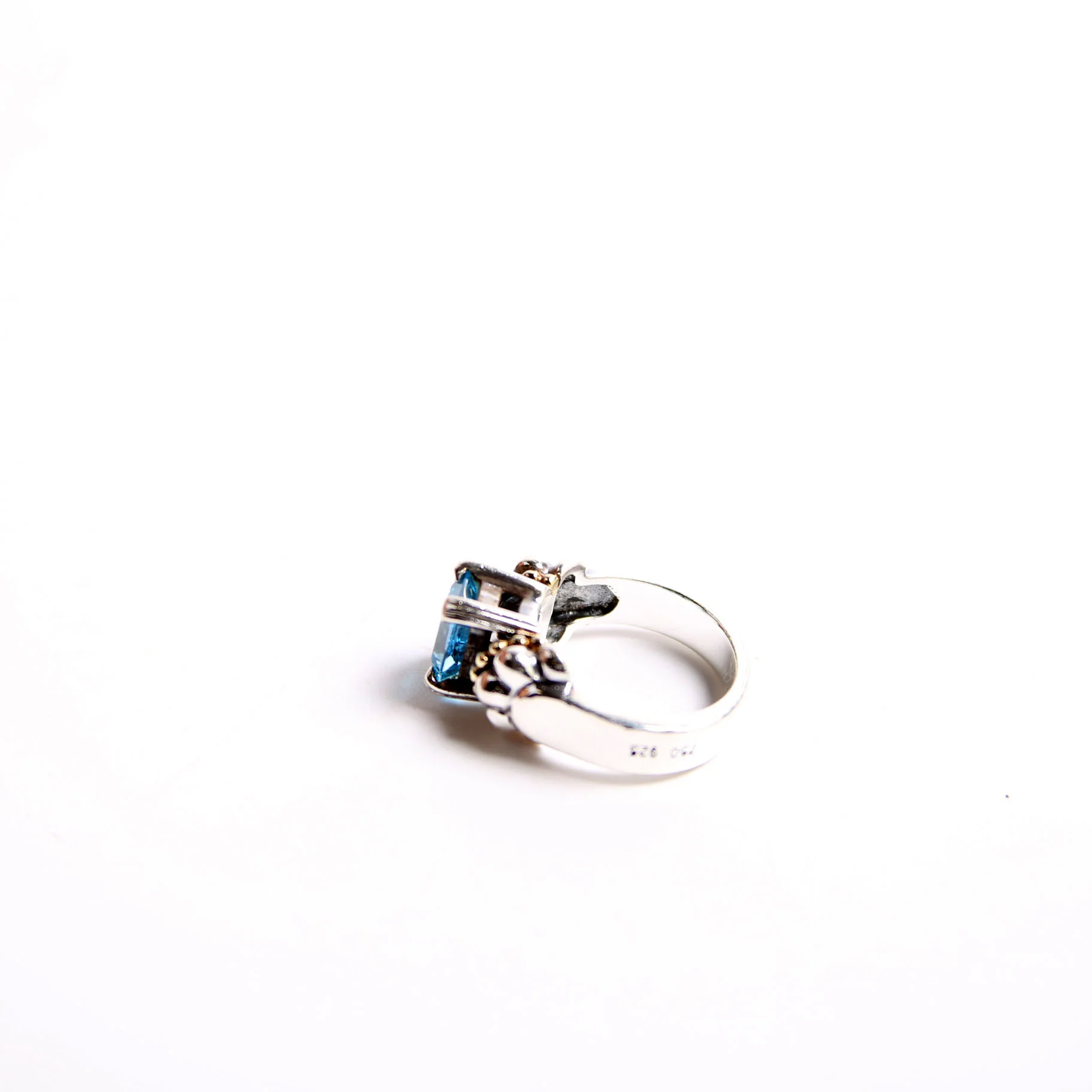 Blue Topaz Glacier Caviar 925/750 Size 7 - Image 6
