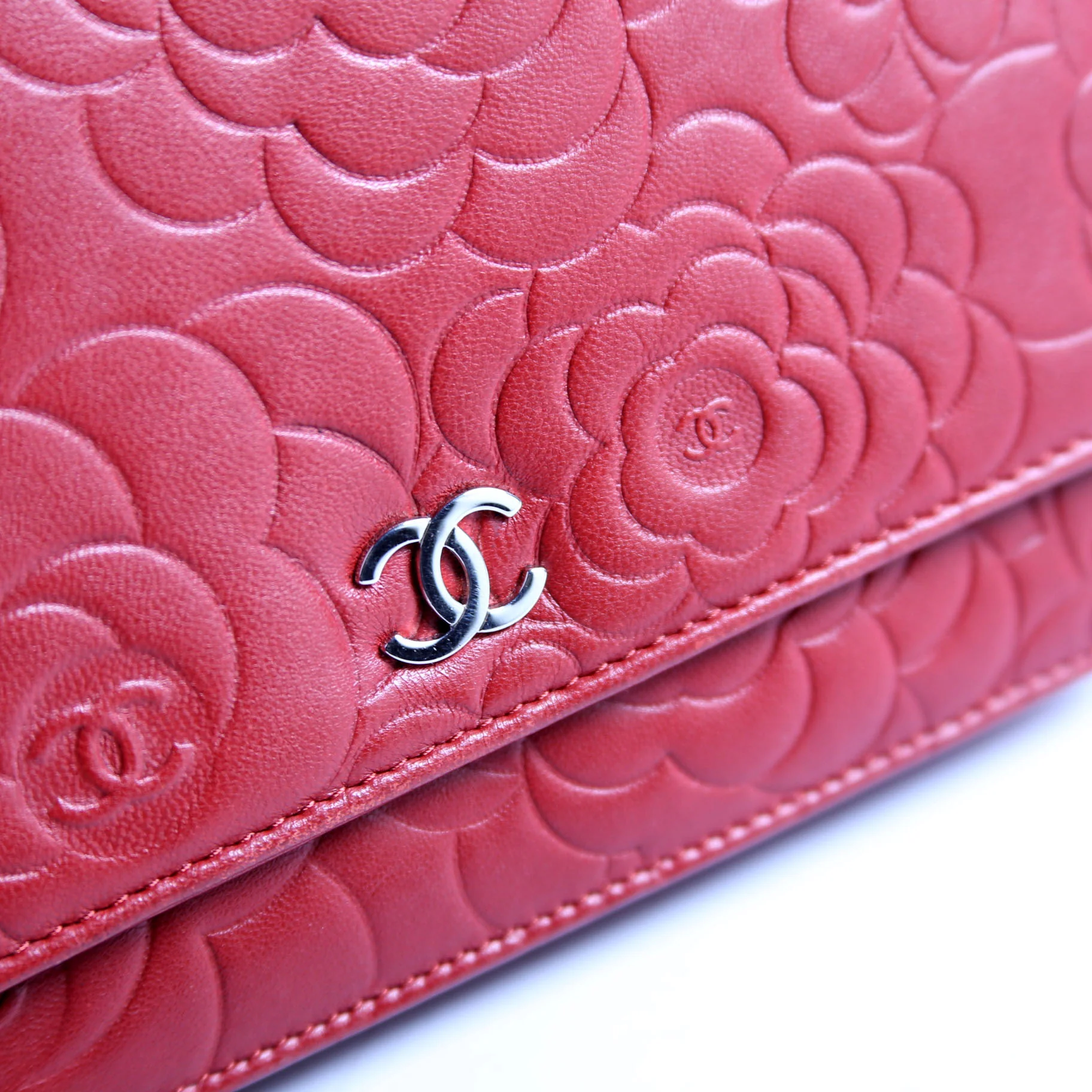 Camellia Embossed WOC 16M Red - Image 6