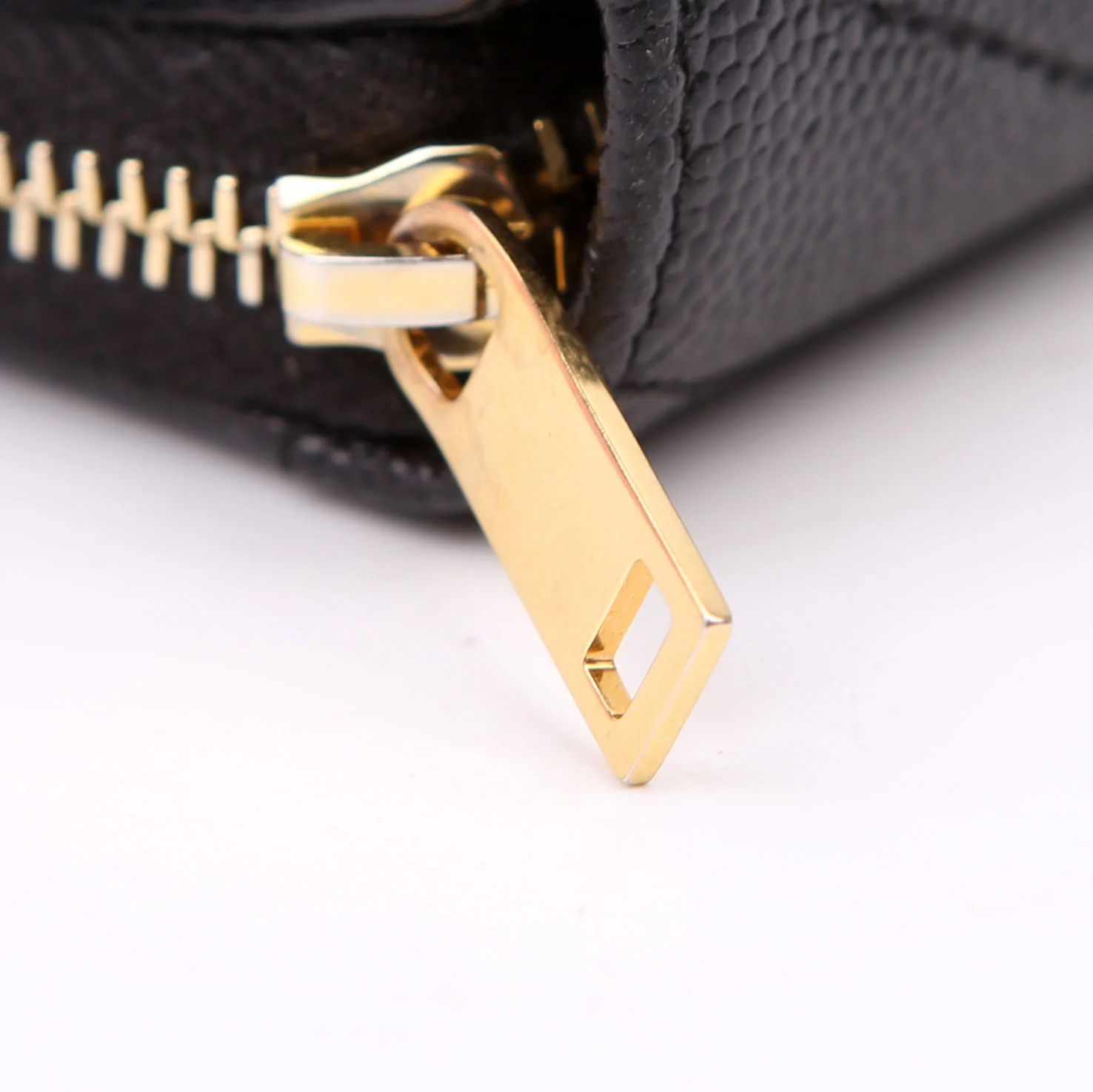 Cassandre Grain De Poudre Compact Zip Around Wallet Black - Image 12