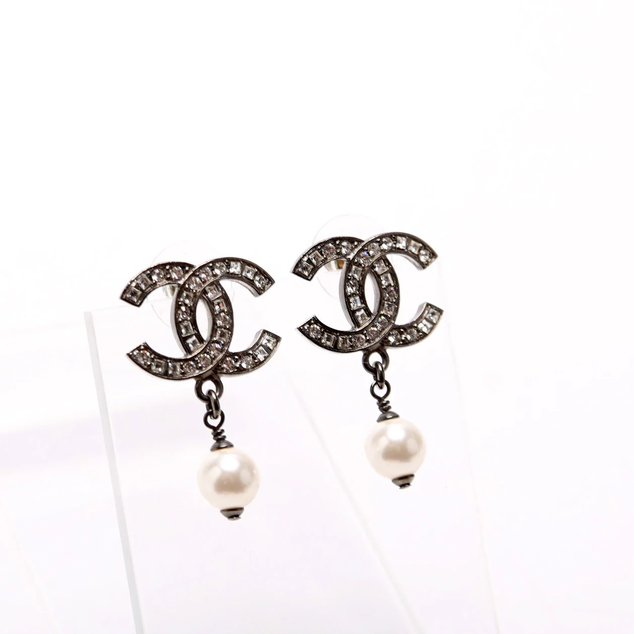 CC Crystal Faux Pearl Drop Earrings Gunmetal/Pearl - Image 2