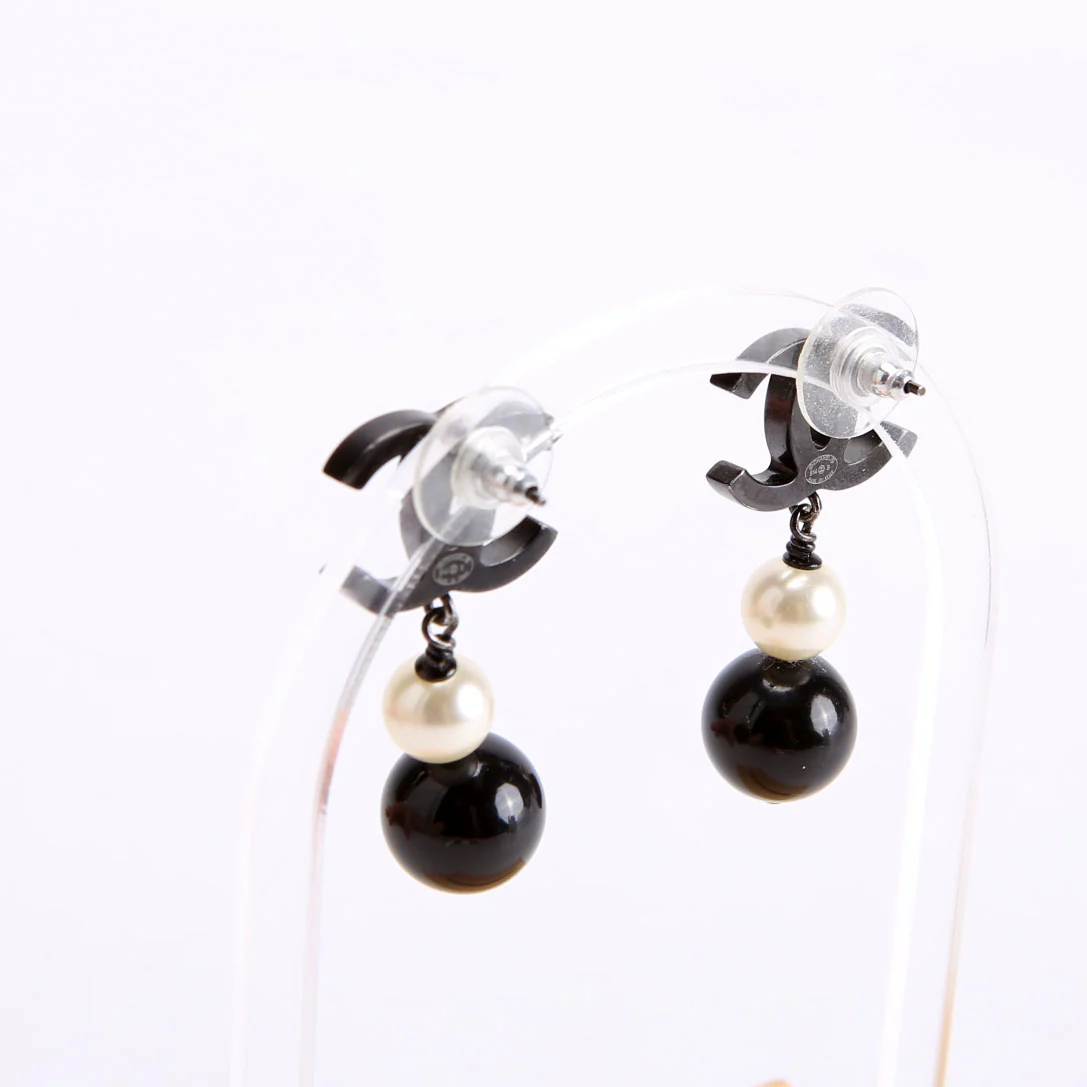 CC Pearl Drop Earrings Black/Pearl - Image 3