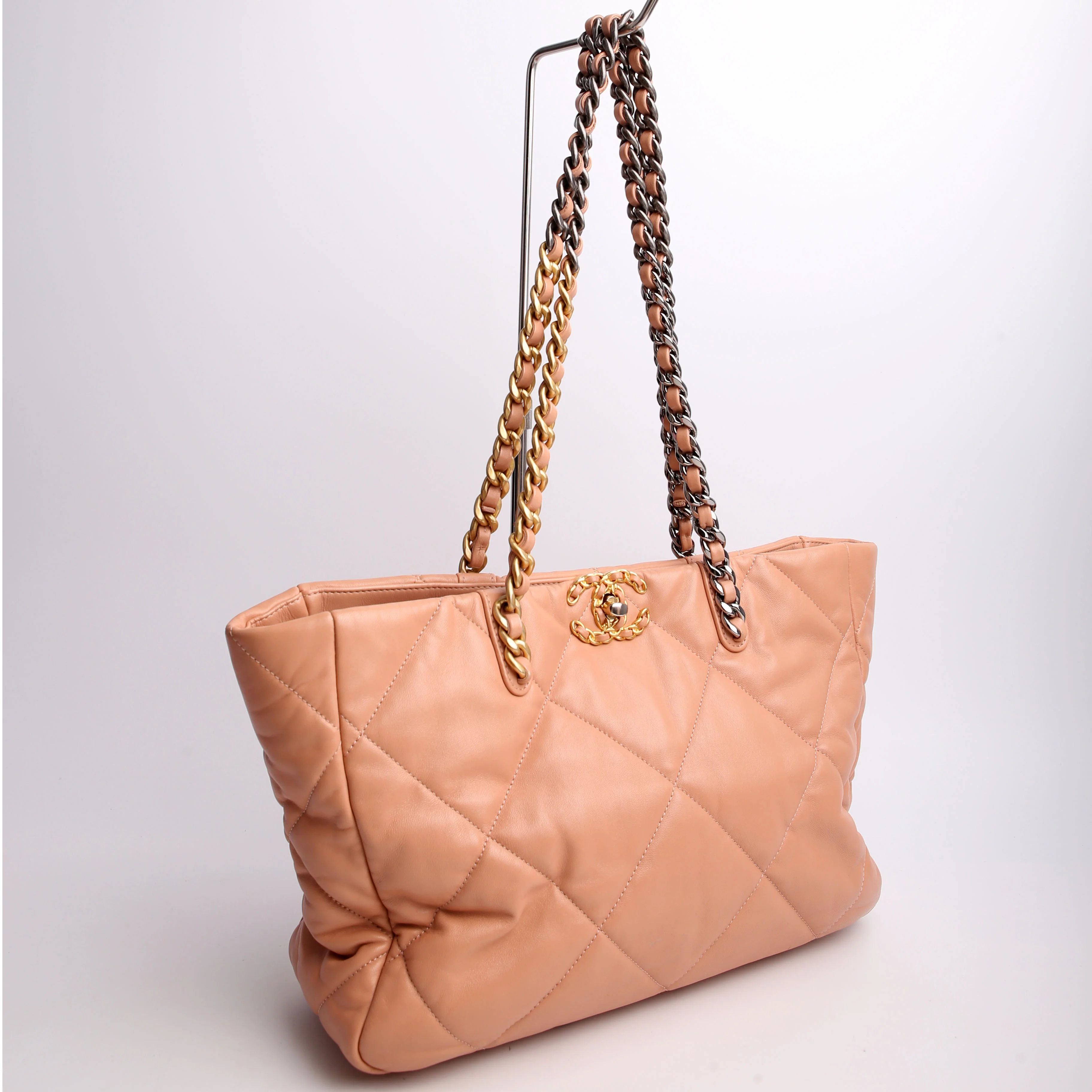 Chanel 19 Quilted Goatskin East/West Shopping Tote Nude - Image 2