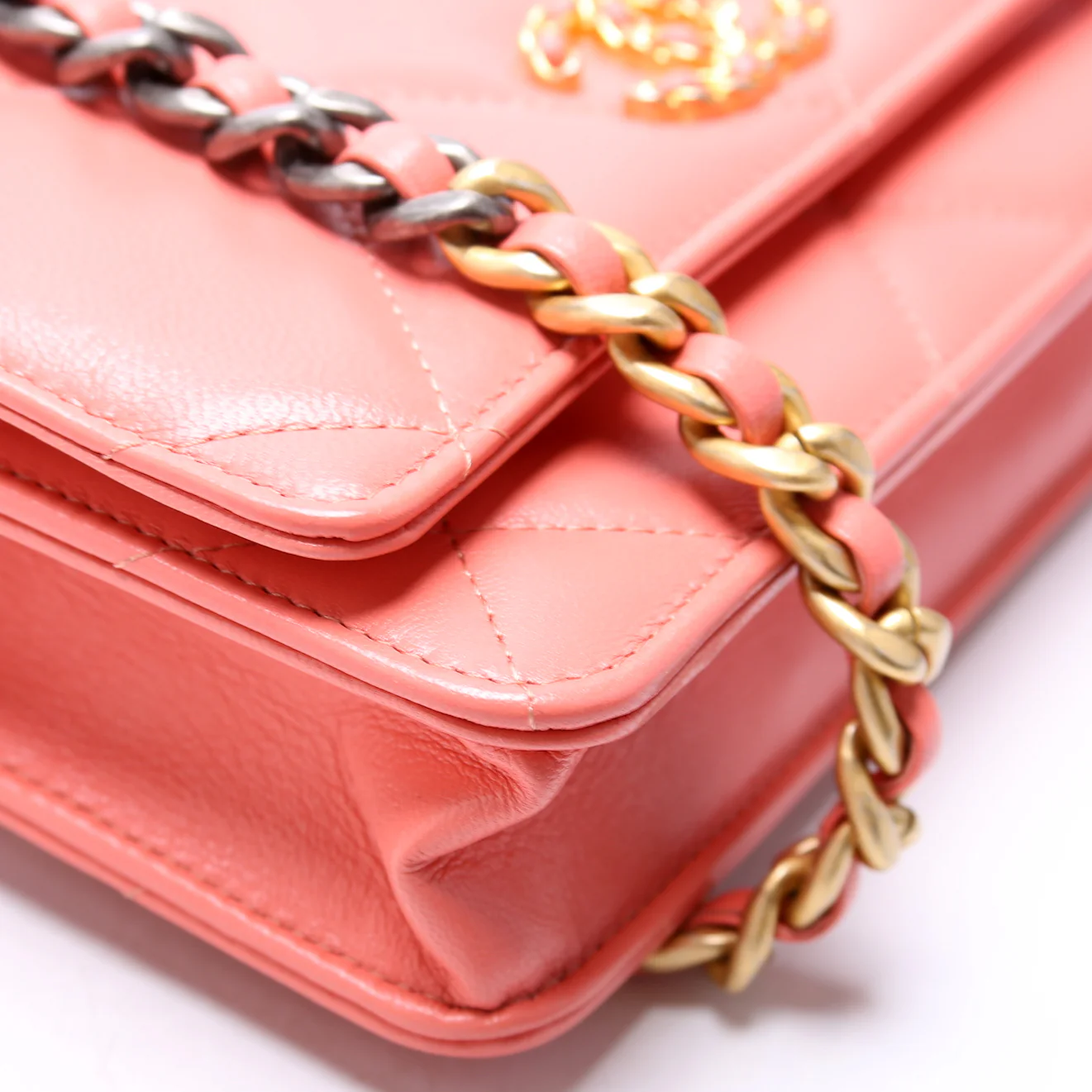 Chanel 19 WOC Quilted 30M Coral - Image 5