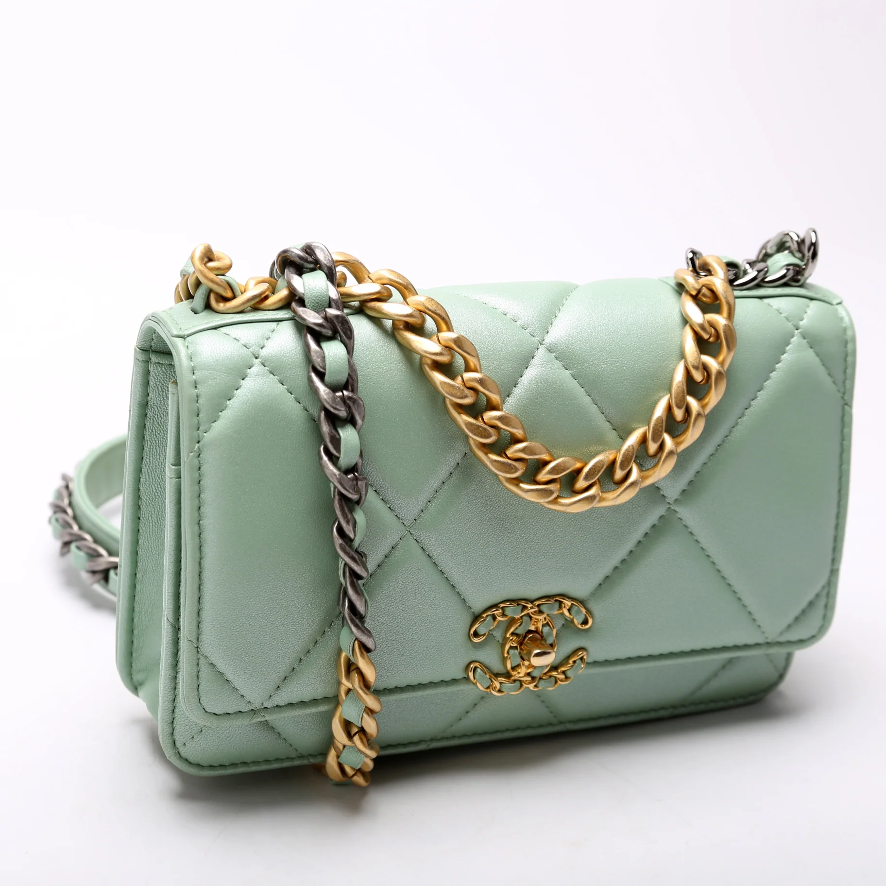 Chanel 19 WOC Quilted Lambskin RFID Green - Image 2