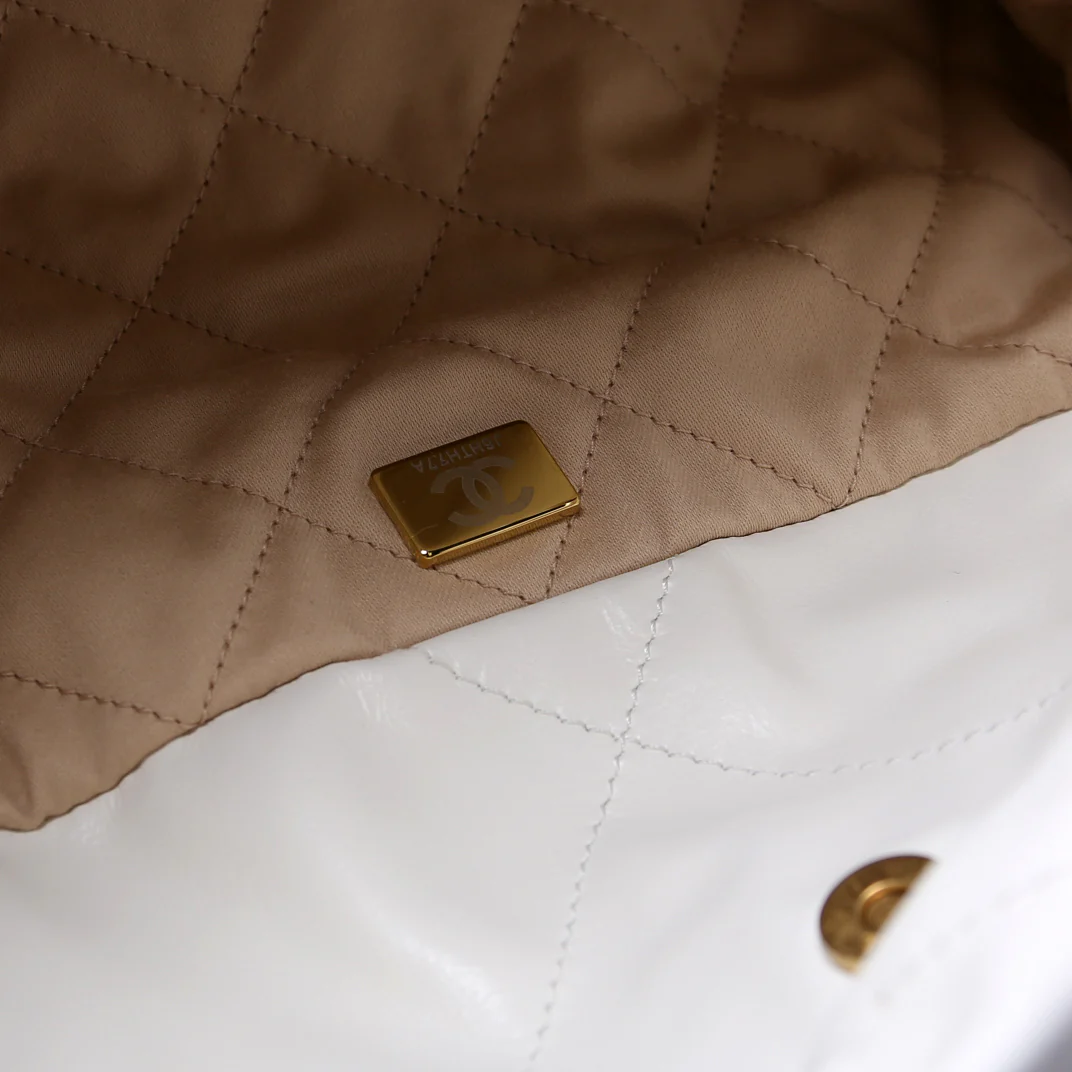 Chanel 22 Quilted Large Hobo White - Image 11