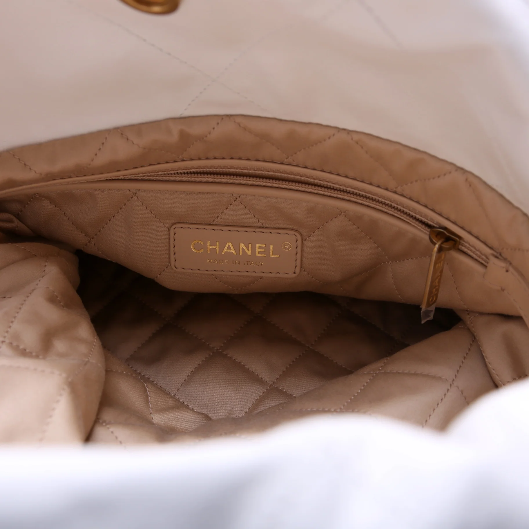 Chanel 22 Quilted Large Hobo White - Image 9
