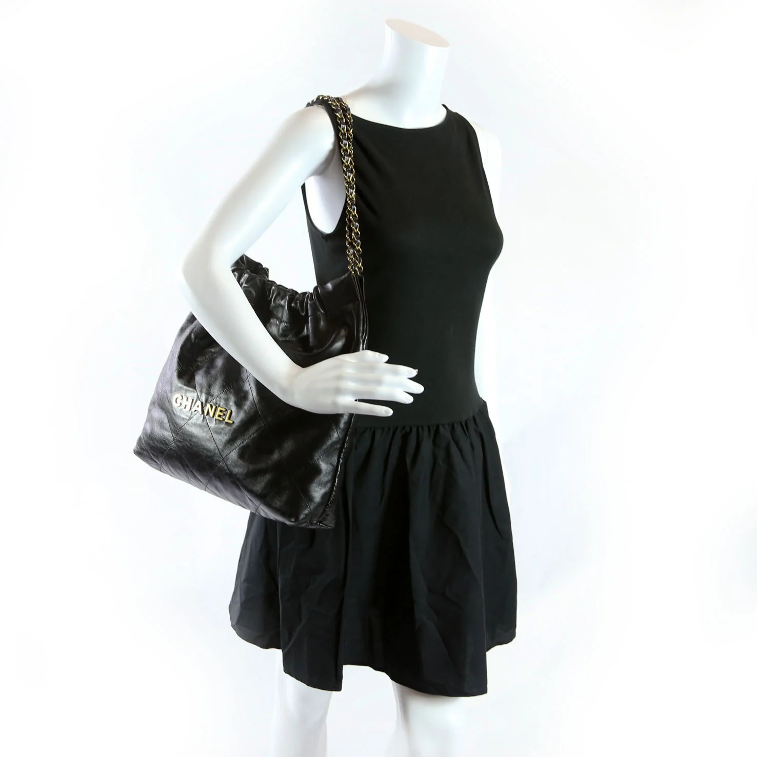Chanel 22 Quilted Medium Hobo RFID Black - Image 13