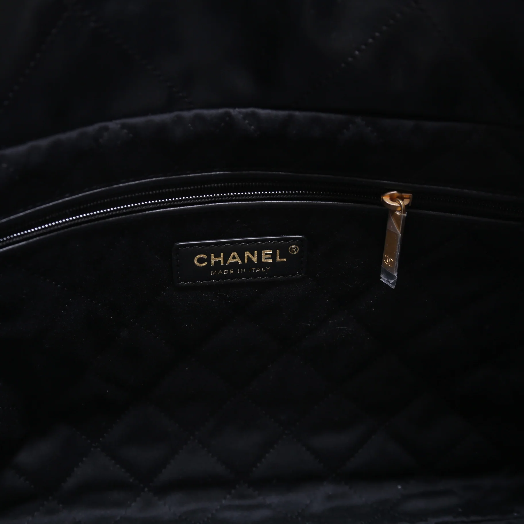 Chanel 22 Quilted Medium Hobo RFID Black - Image 8