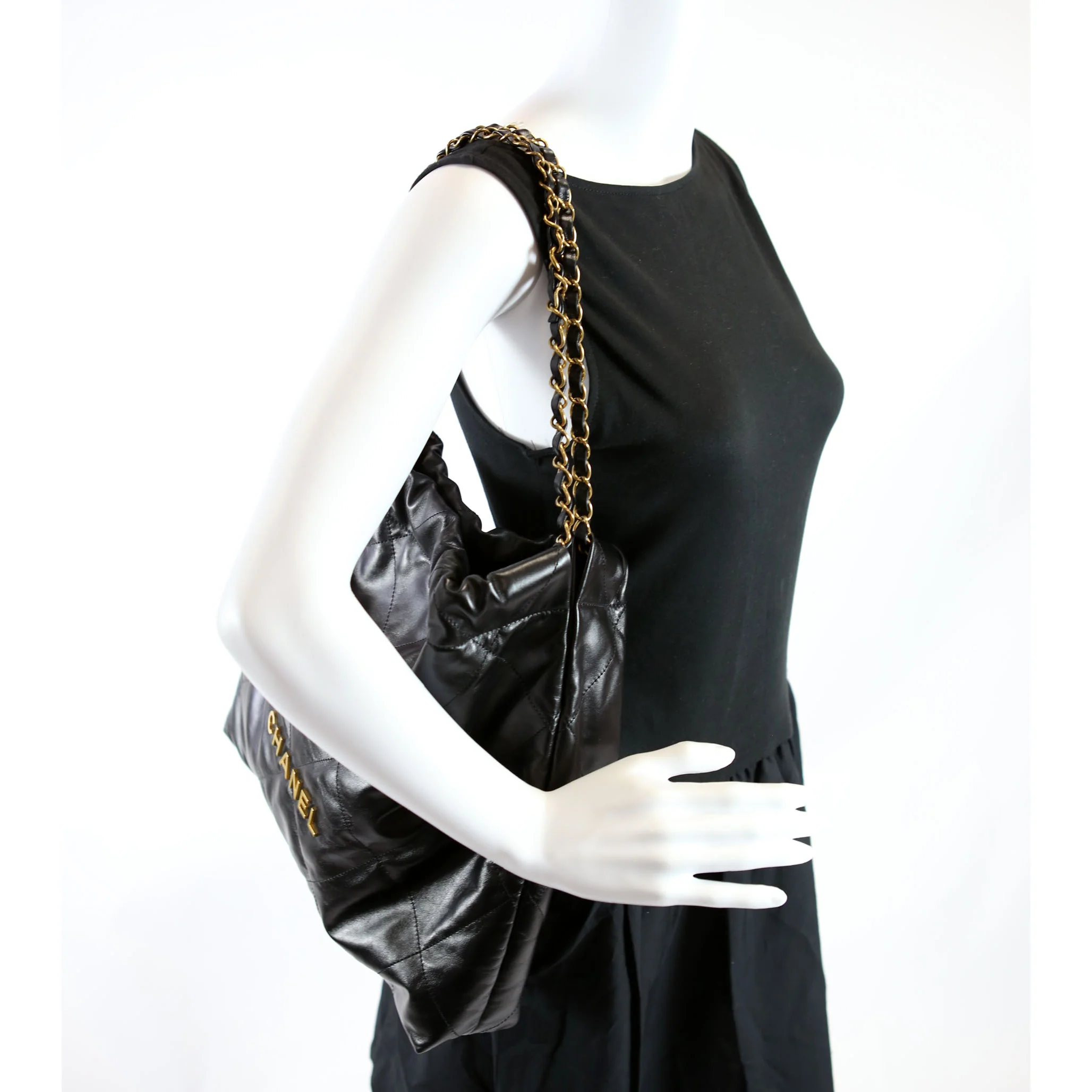 Chanel 22 Quilted Medium Hobo (RFID) Black/Gold - Image 10