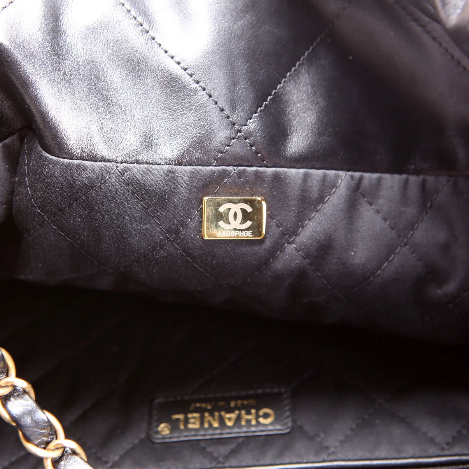 Chanel 22 Quilted Medium Hobo (RFID) Black/Gold - Image 8