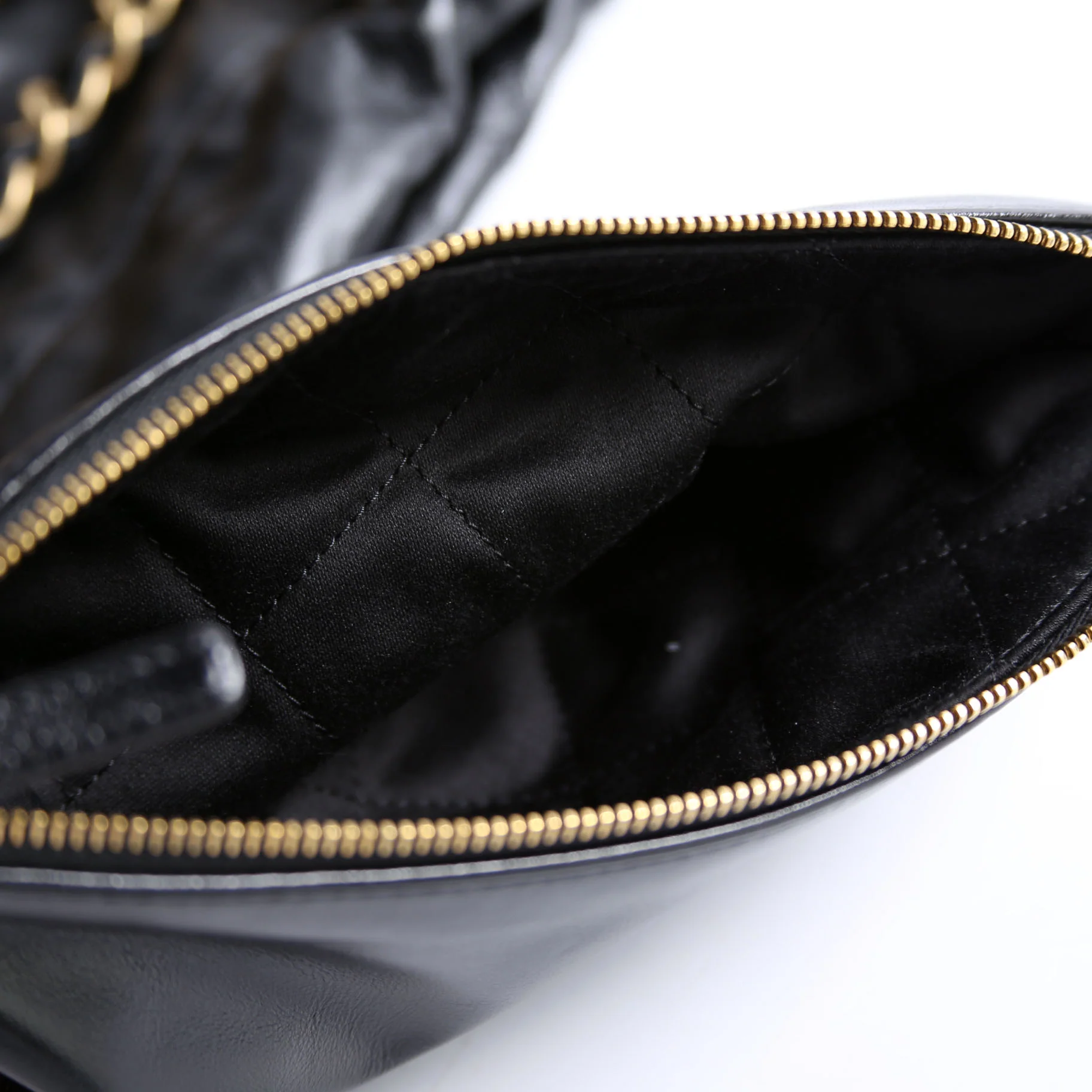 Chanel 22 Quilted Medium Hobo RFID Black/Gold - Image 10