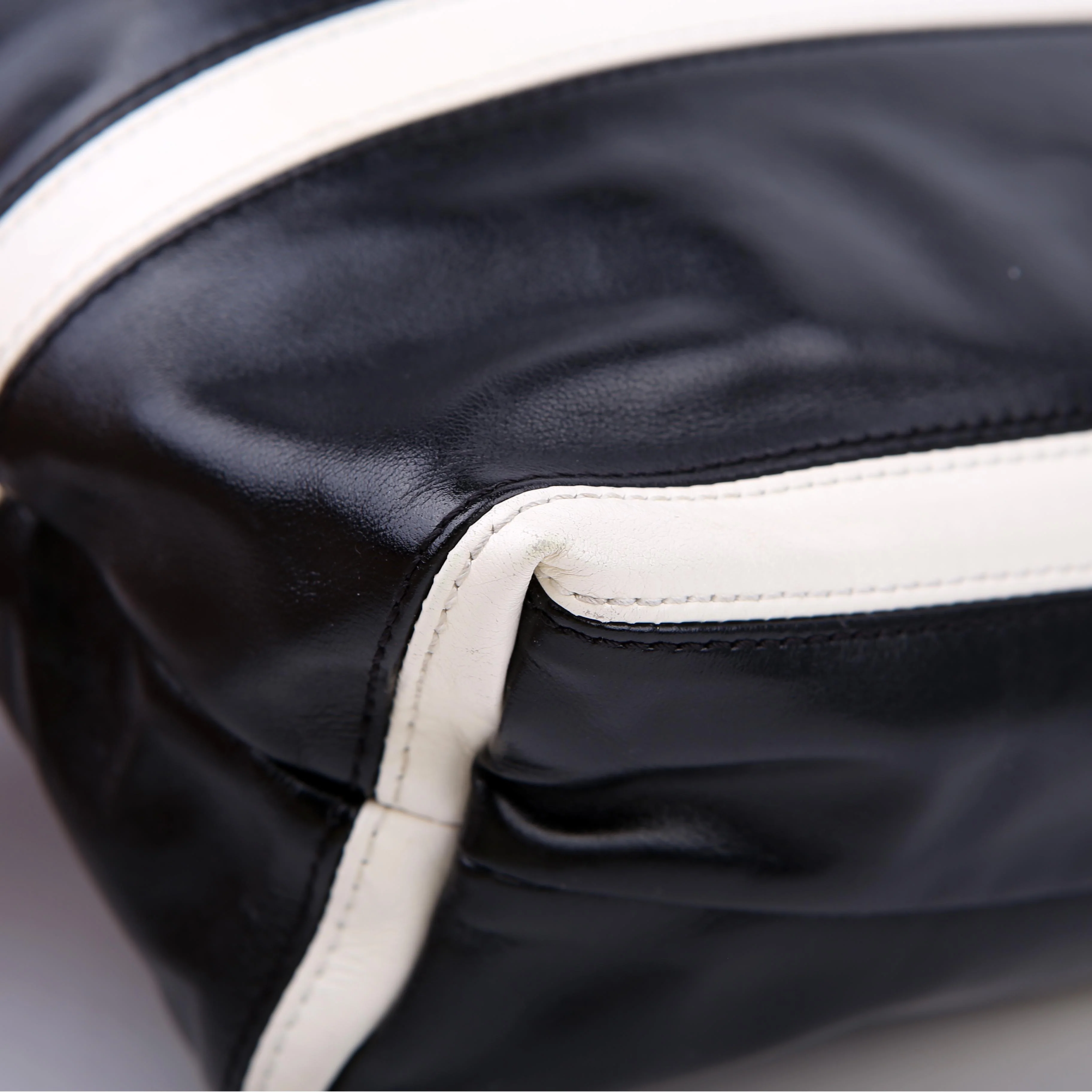 Chanel 22 Quilted Small Hobo RFID Black/White - Image 7