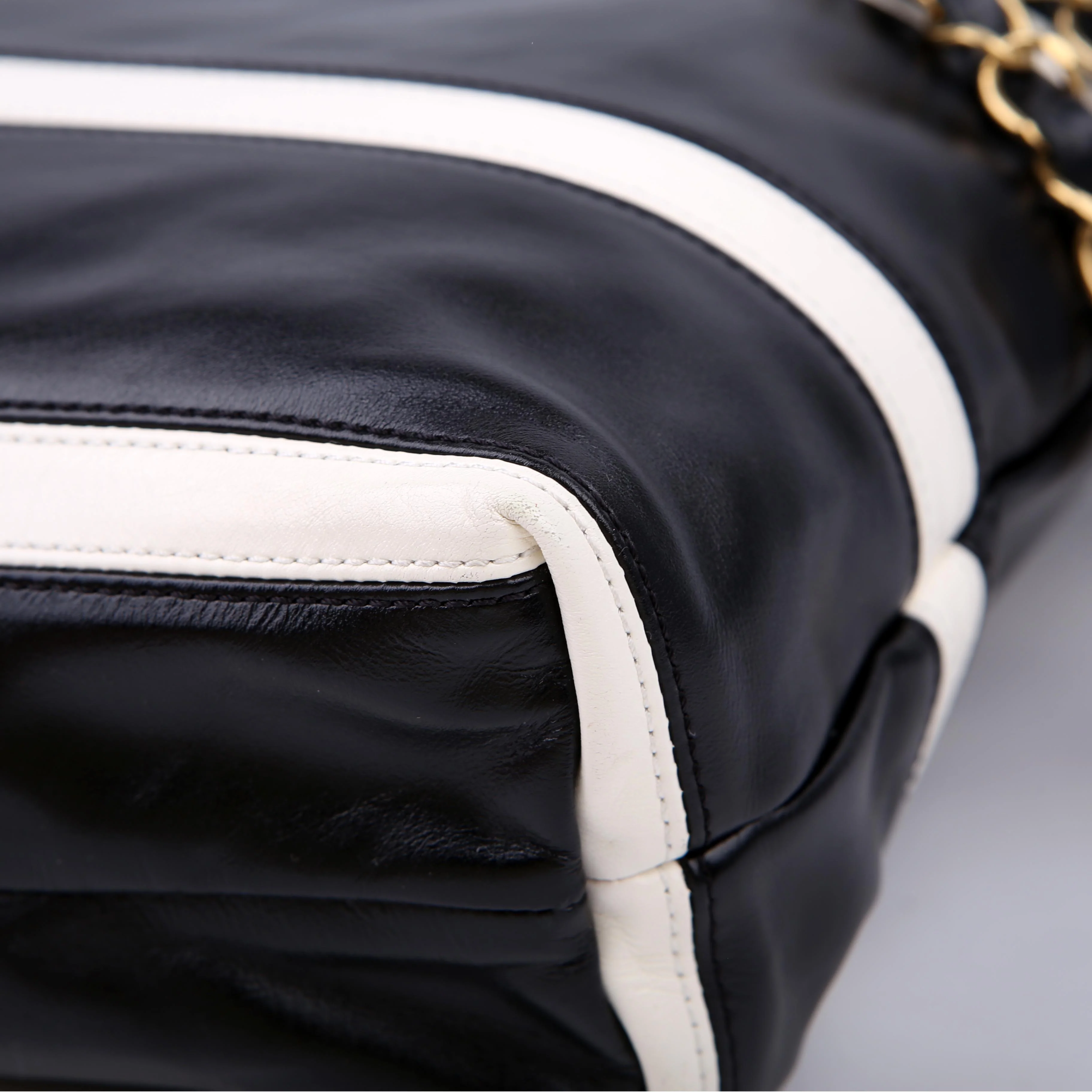 Chanel 22 Quilted Small Hobo RFID Black/White - Image 8