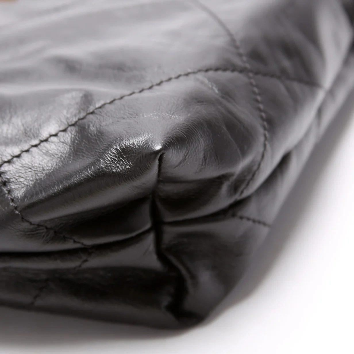 Chanel 22 Shiny Quilted Calfskin - Image 4