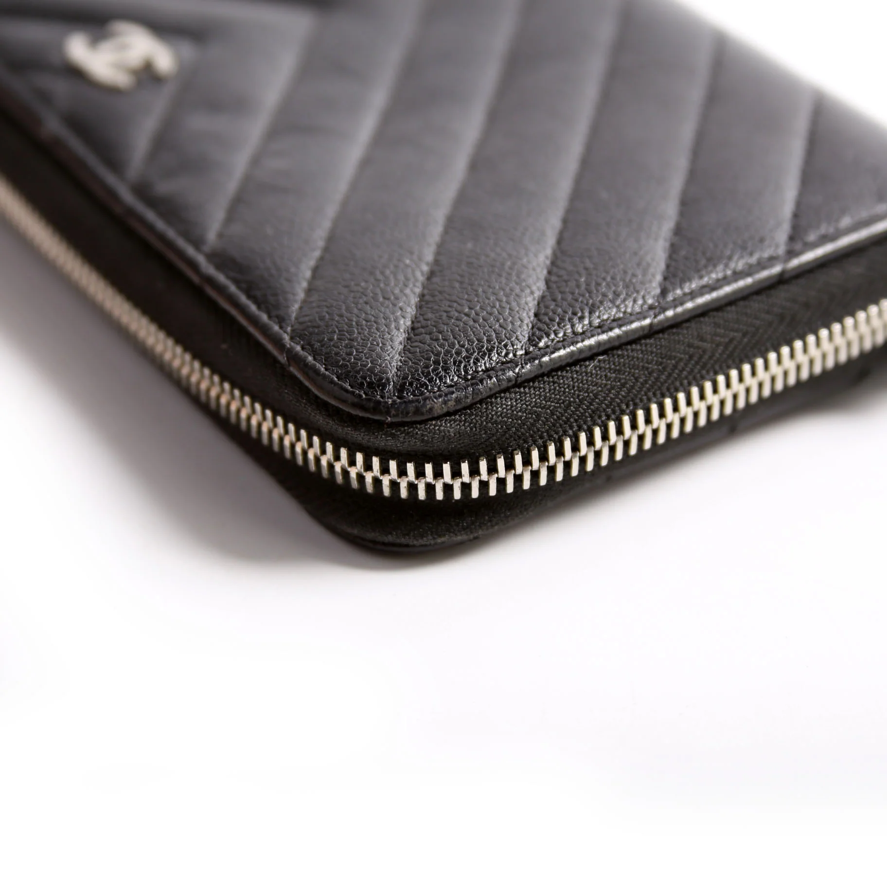Chevron Zip Around Wallet 25M Black - Image 9