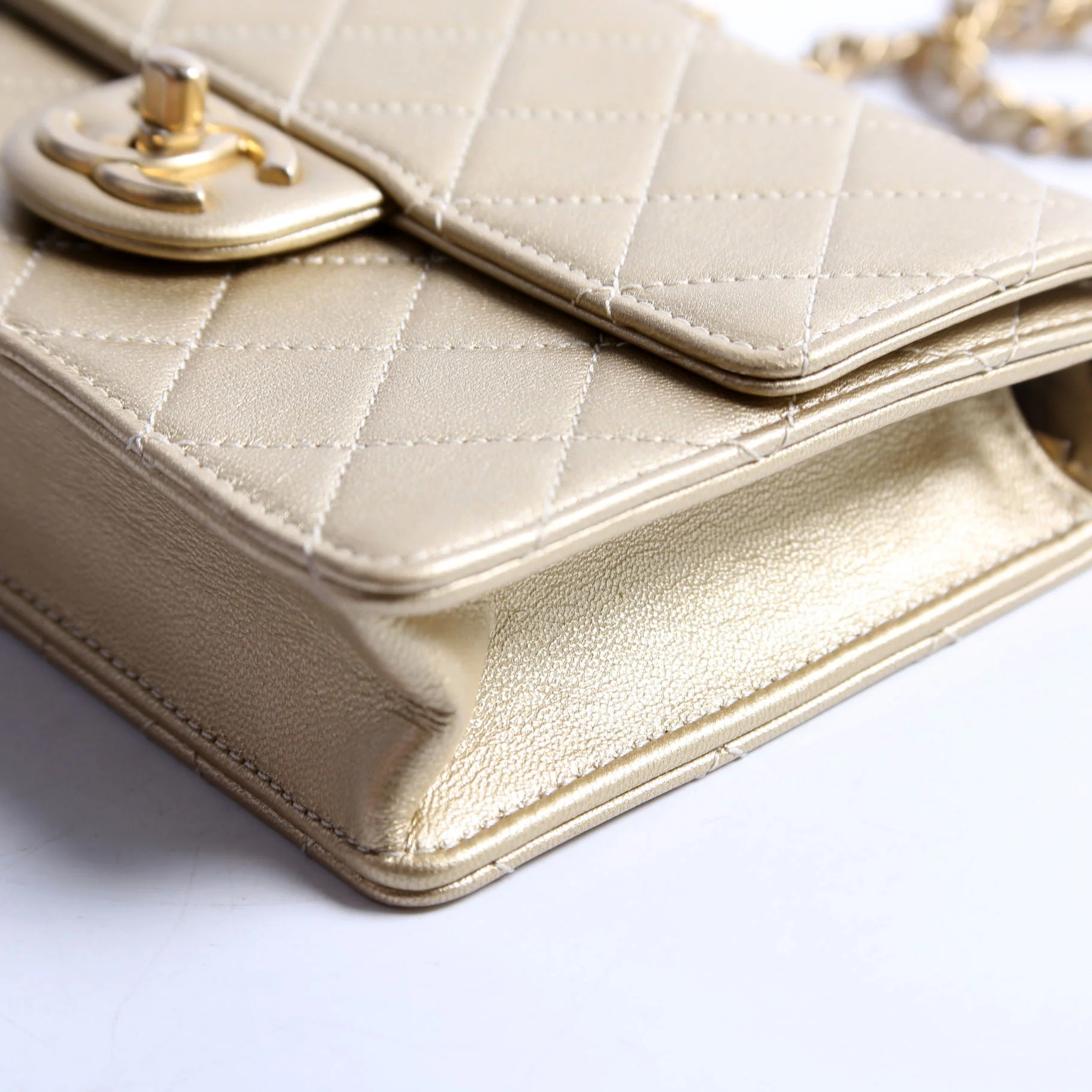 Chic Pearls Flap Small Metallic Lambskin 30M - Image 5