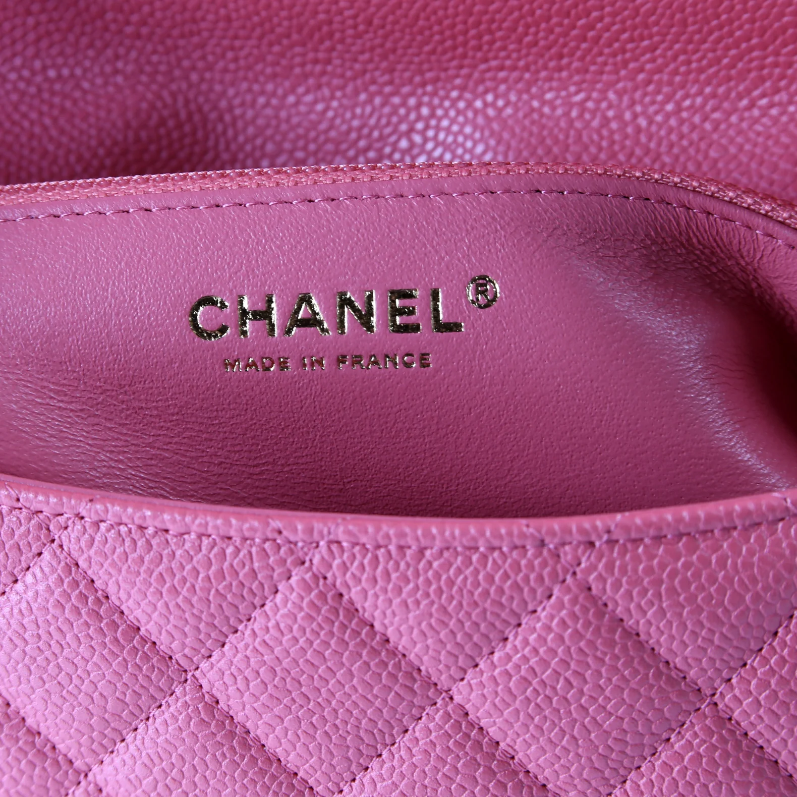 Classic Flap Clutch Caviar 26M - Image 9