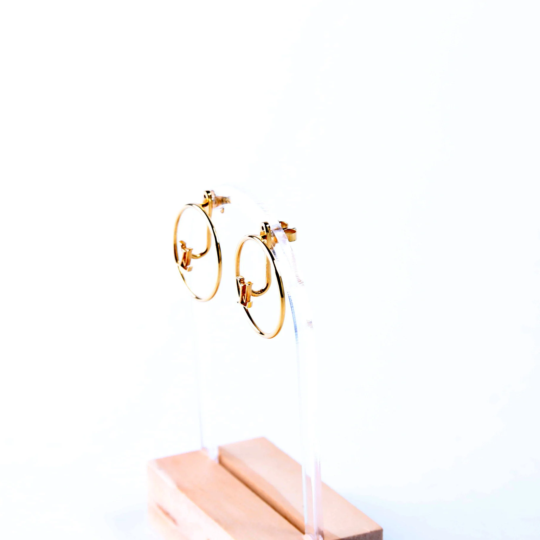 Drop LV Eclipse Hoop Earrings Gold - Image 2