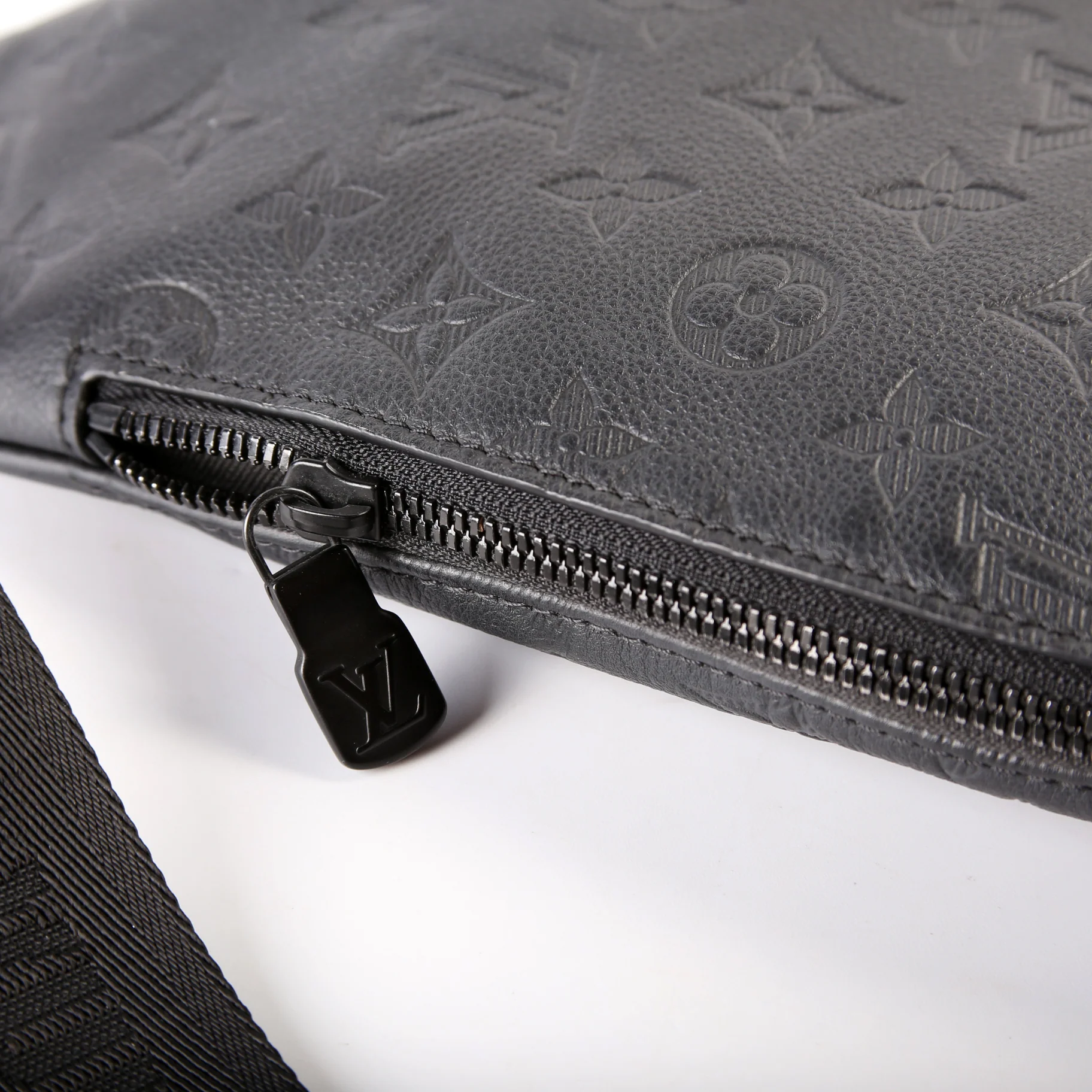 Duo Slingbag Monogram Shadow - Image 6