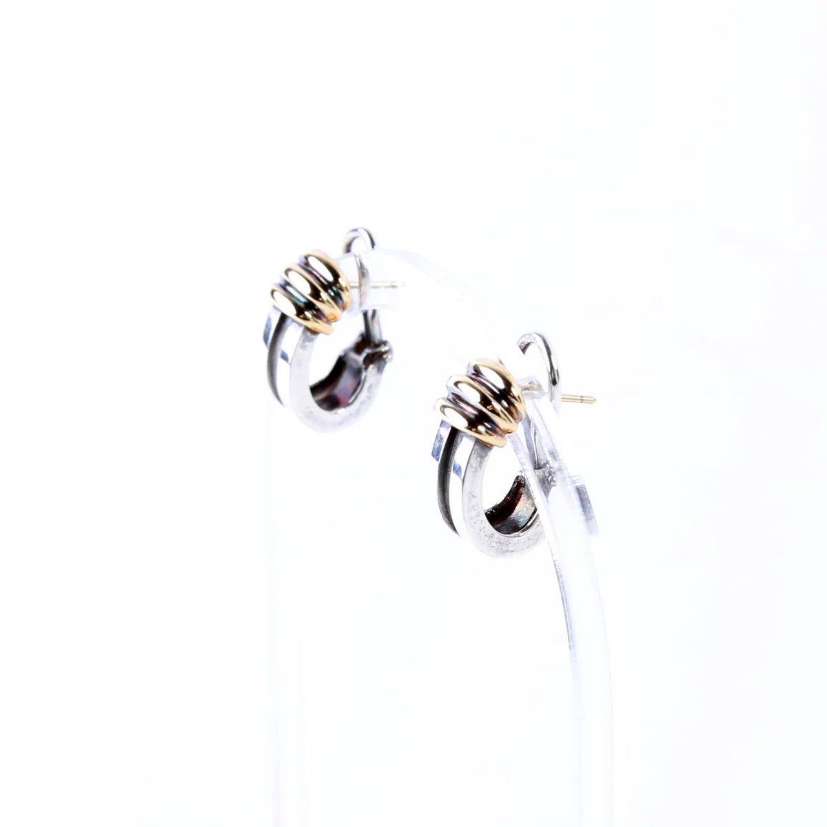 Earrings: Atlas Grooved Omega Huggies 925/750 - Image 2