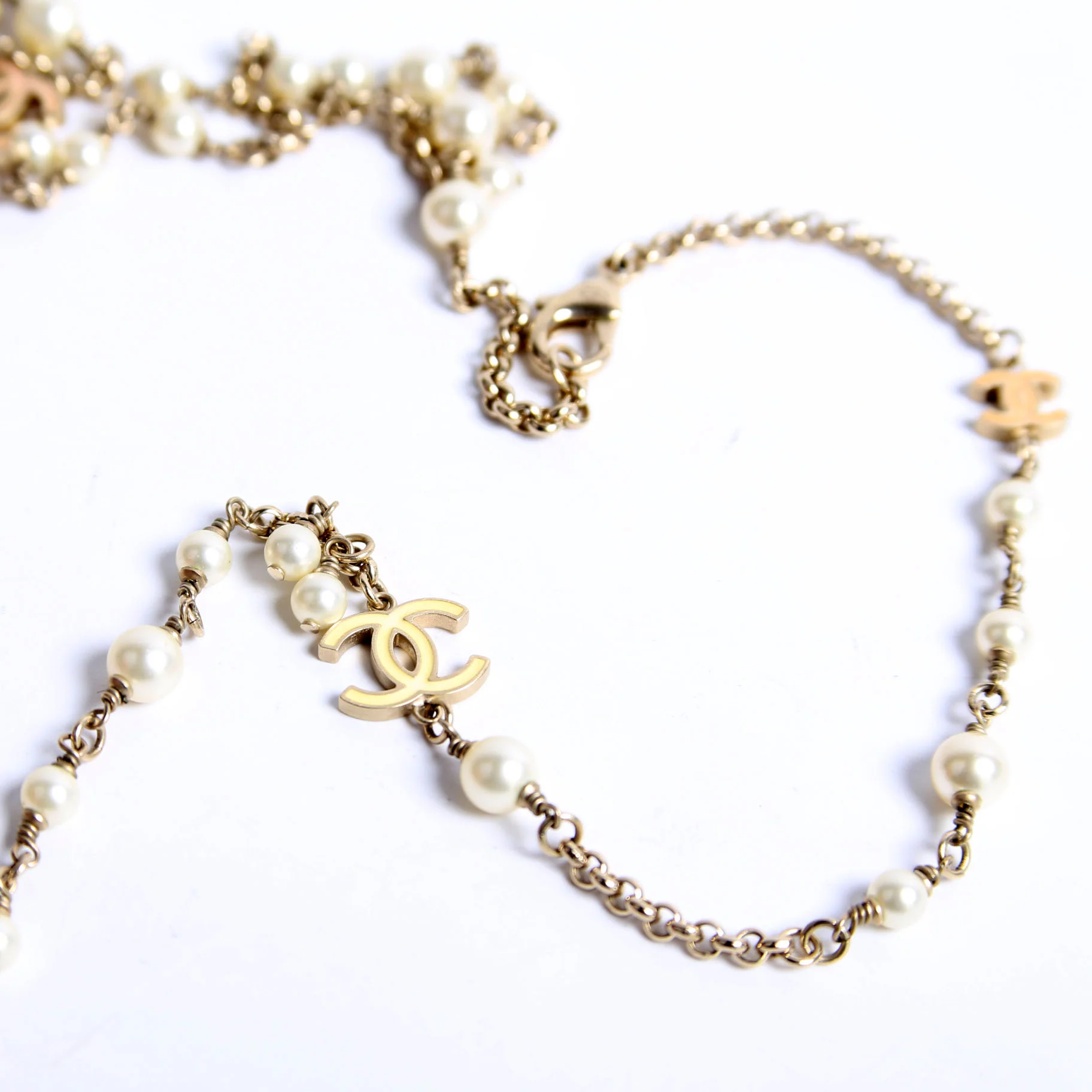 Enamel CC Pearl Long Necklace Pearl/Gold - Image 4