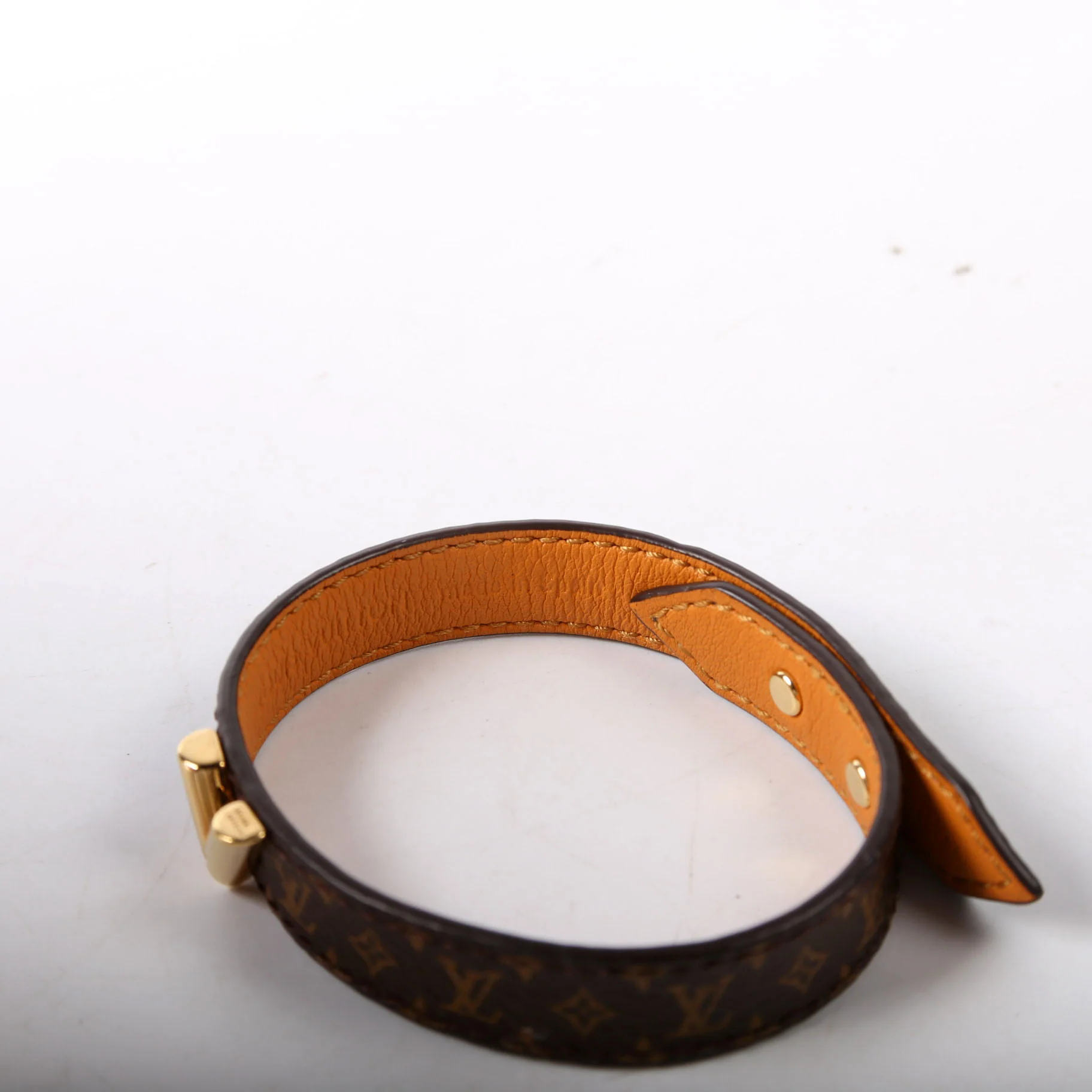 Essential V Monogram Size 19 - Image 5