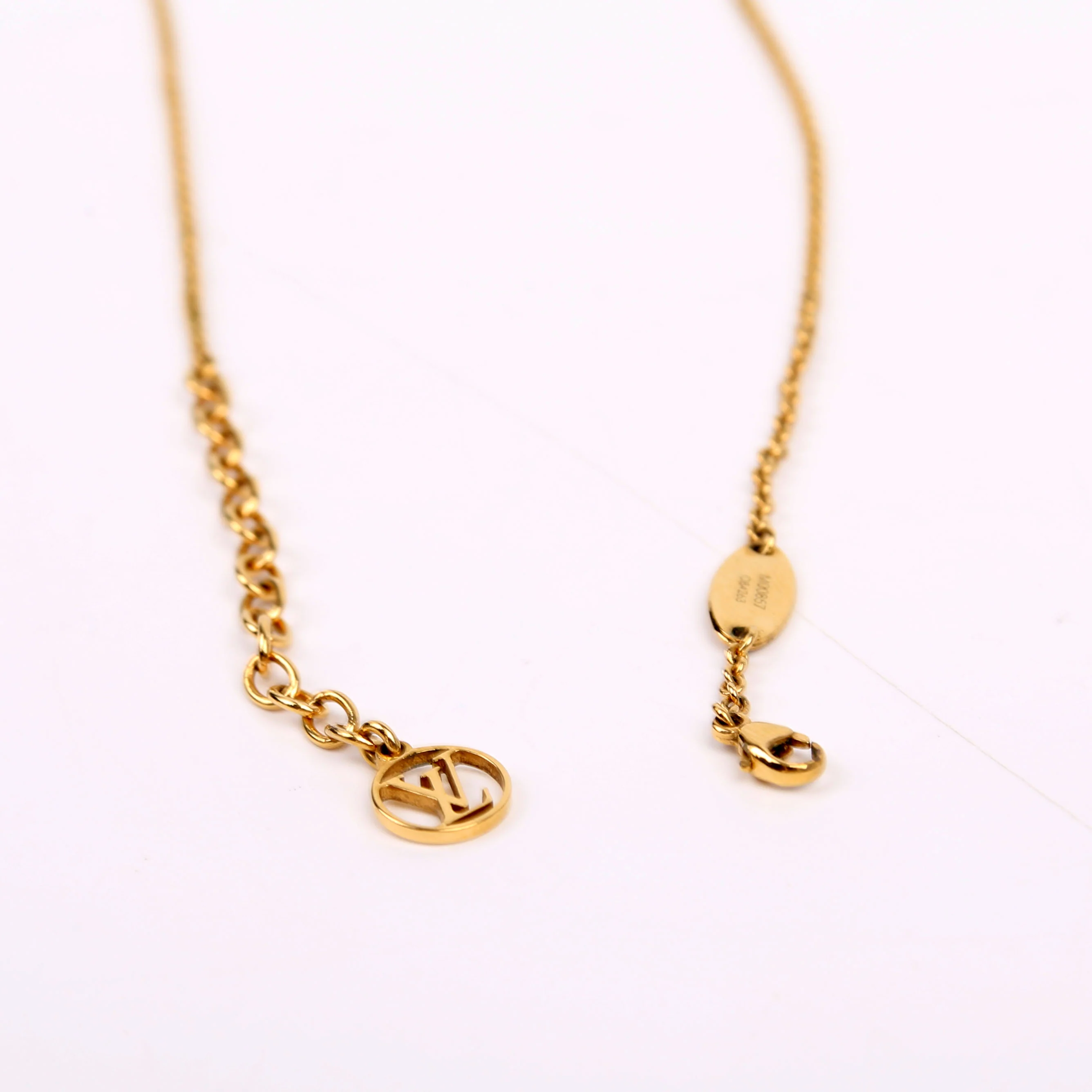 Essential V Necklace Gold - Image 5
