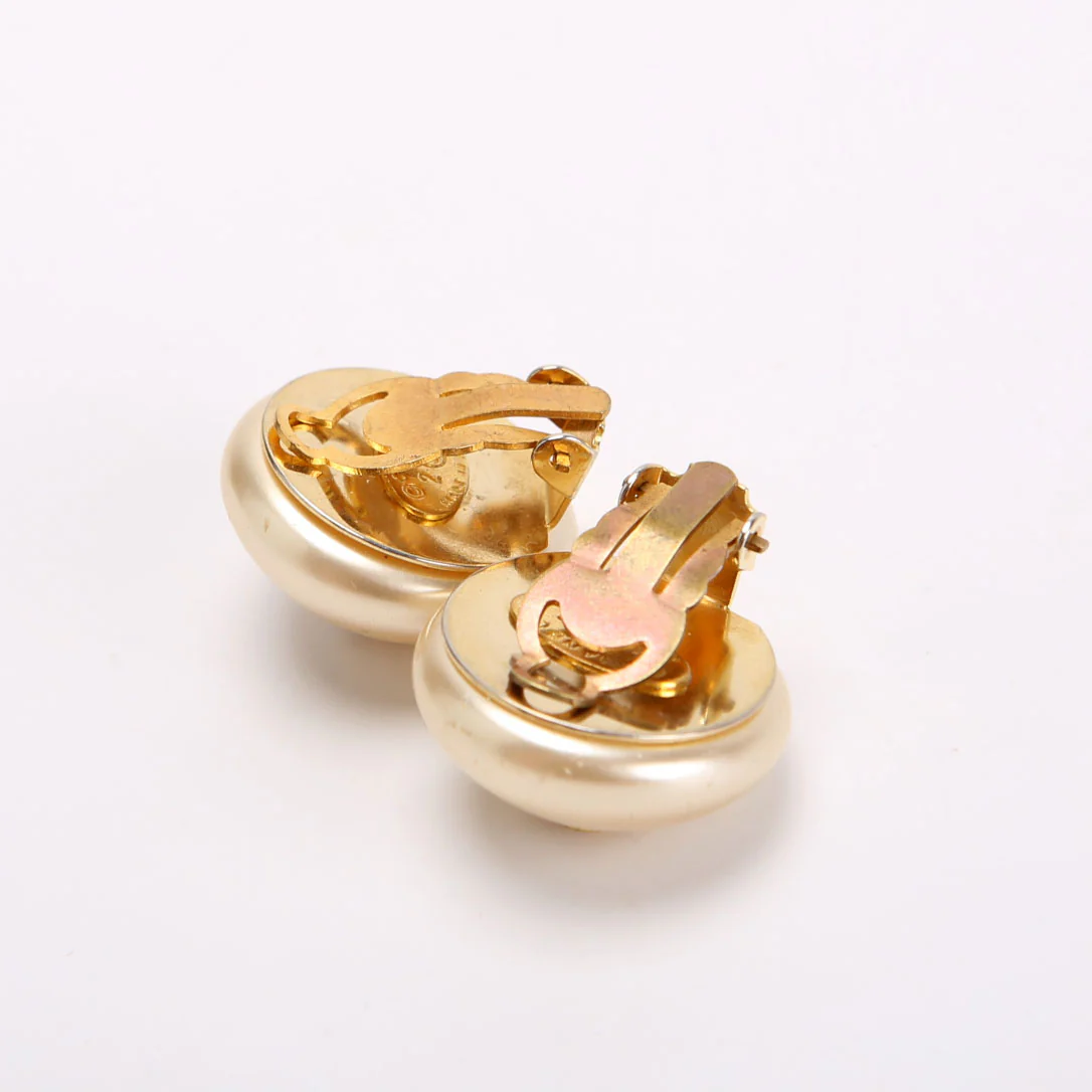 Faux Pearl CC Round Clip-On Vintage Earrings Pearl/Gold - Image 4