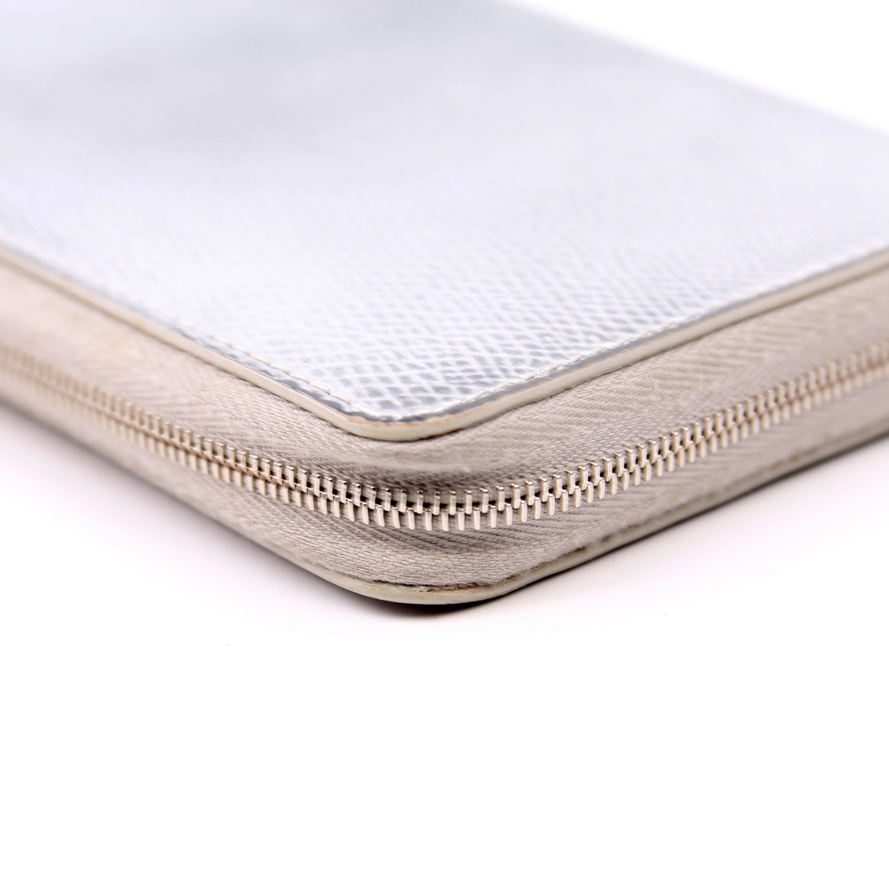 Grain Calfskin Laminated Zip Around Wallet Silver - Image 10