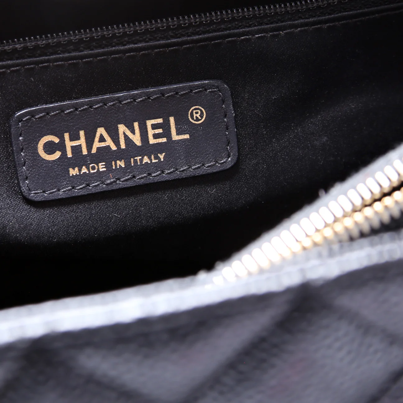 Grand Shopping Tote Caviar - Image 8