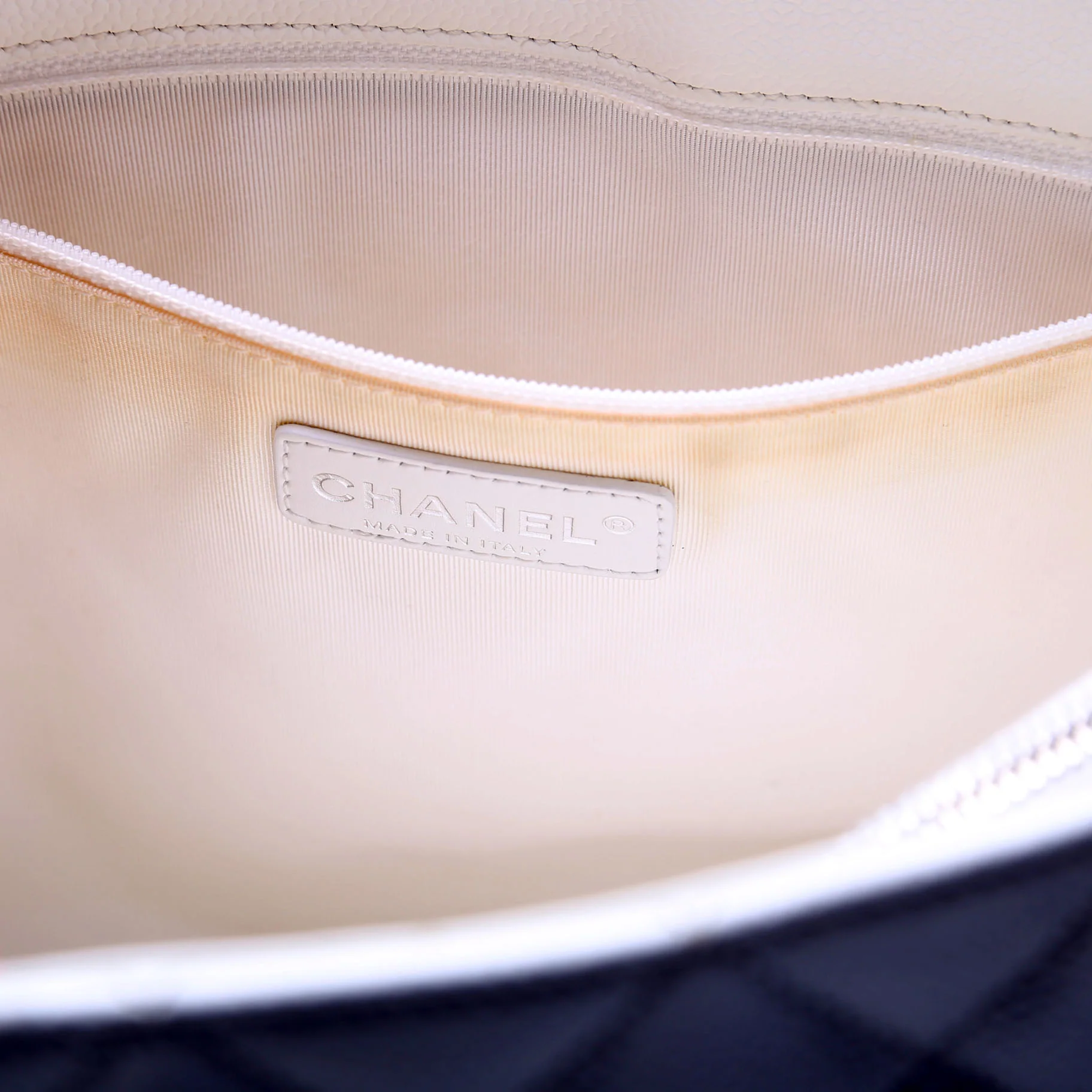 Grand Shopping Tote Caviar White/Silver - Image 12