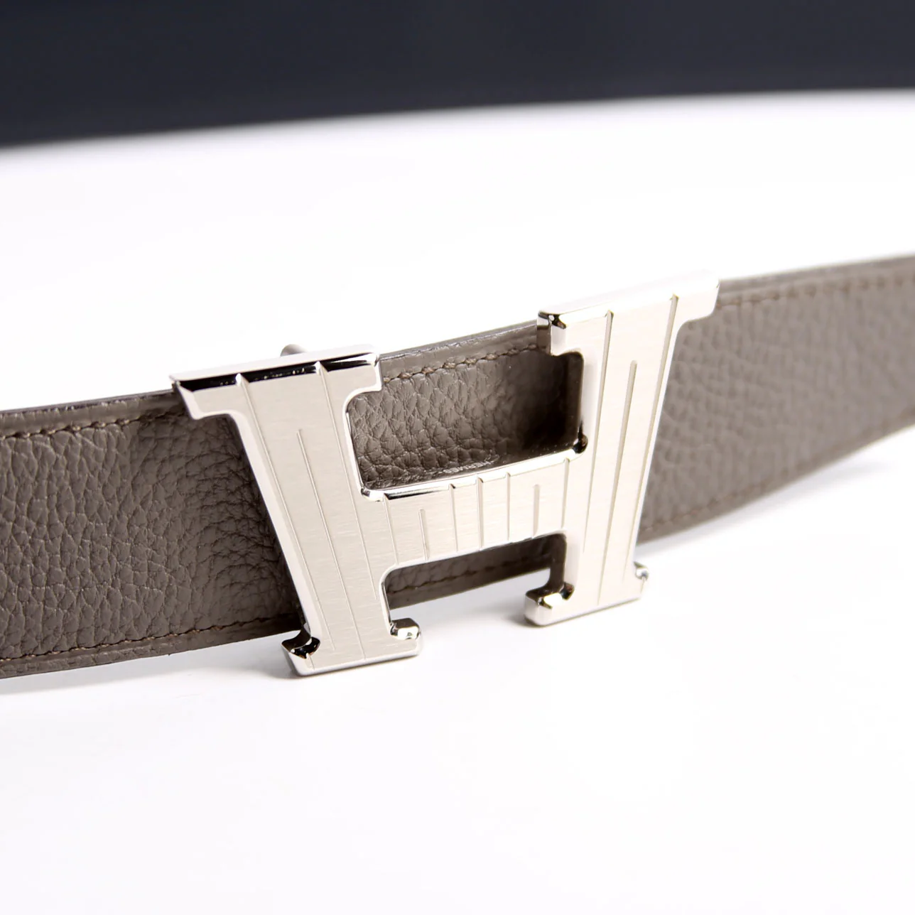 H Buckle 32MM Reversible Leather Belt Size 105 Grey/Navy - Image 7